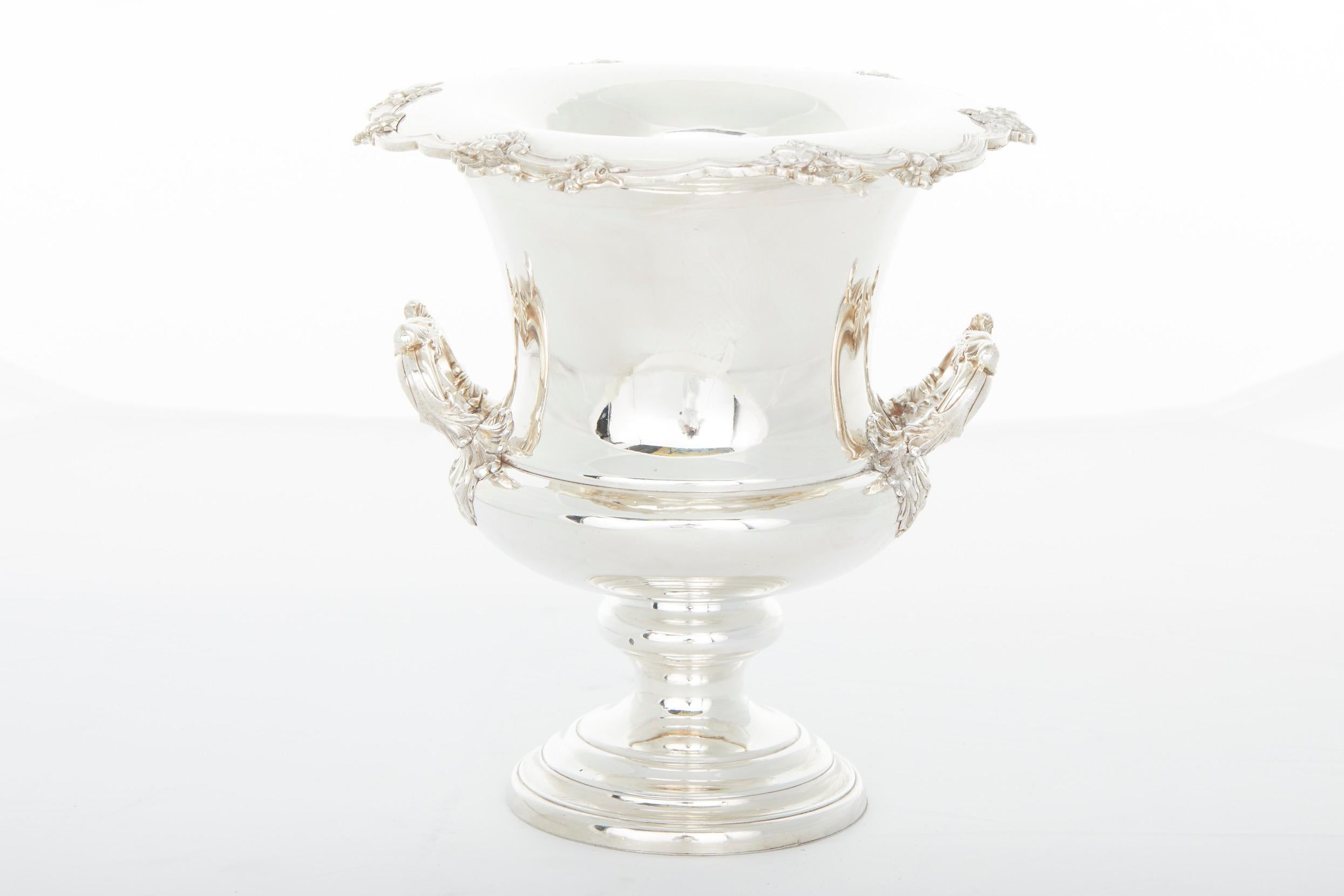 Mid 19th century English Sheffield silver plated barware / tableware wine cooler / ice bucket with removable insert, exterior design details and two side handles. The wine cooler / ice bucket is in good antique condition with wear consistent with