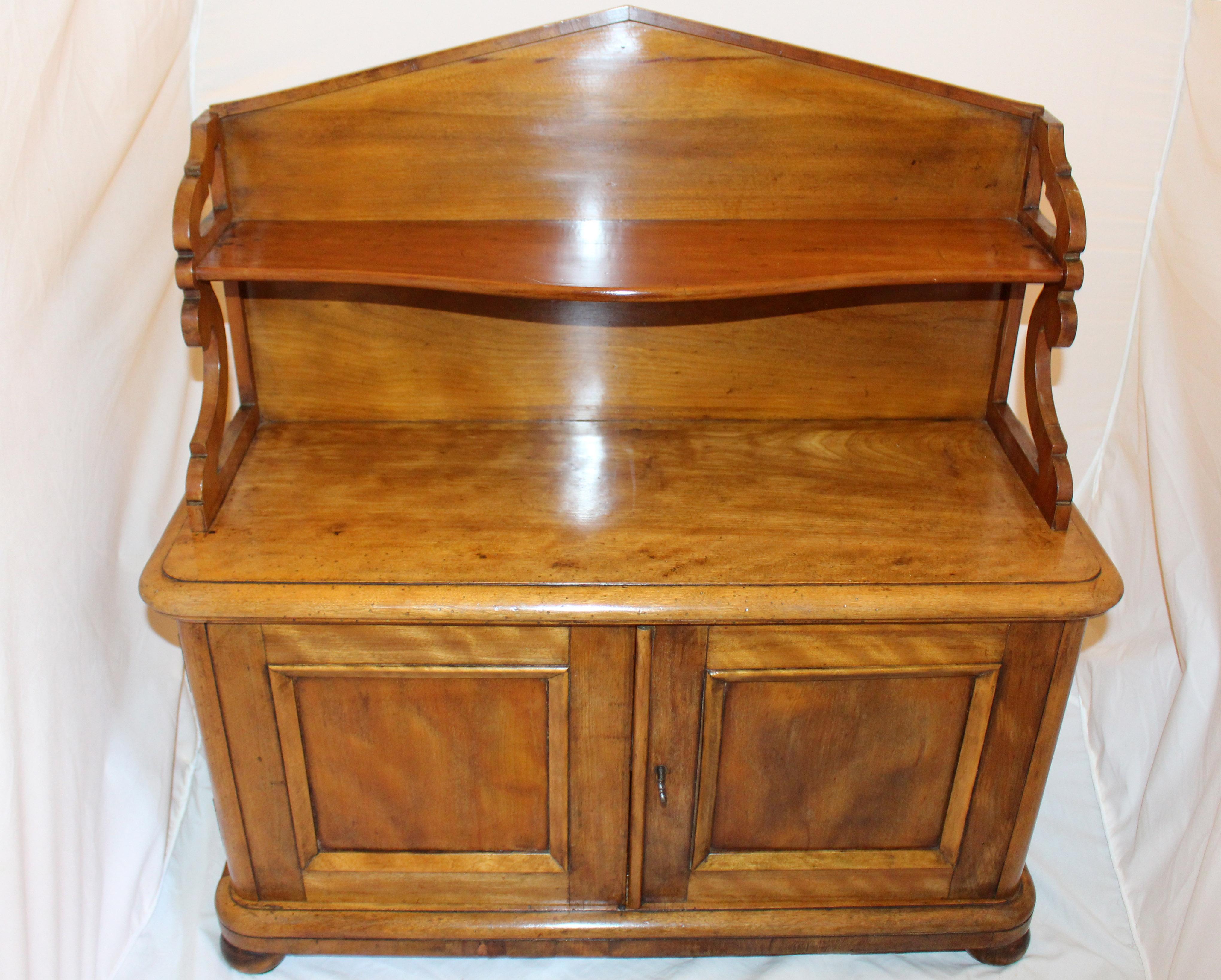 Mobile pensile a forma di chiffoniere in miniatura in betulla satinata. Inghilterra, 1860 circa. 25 1/2