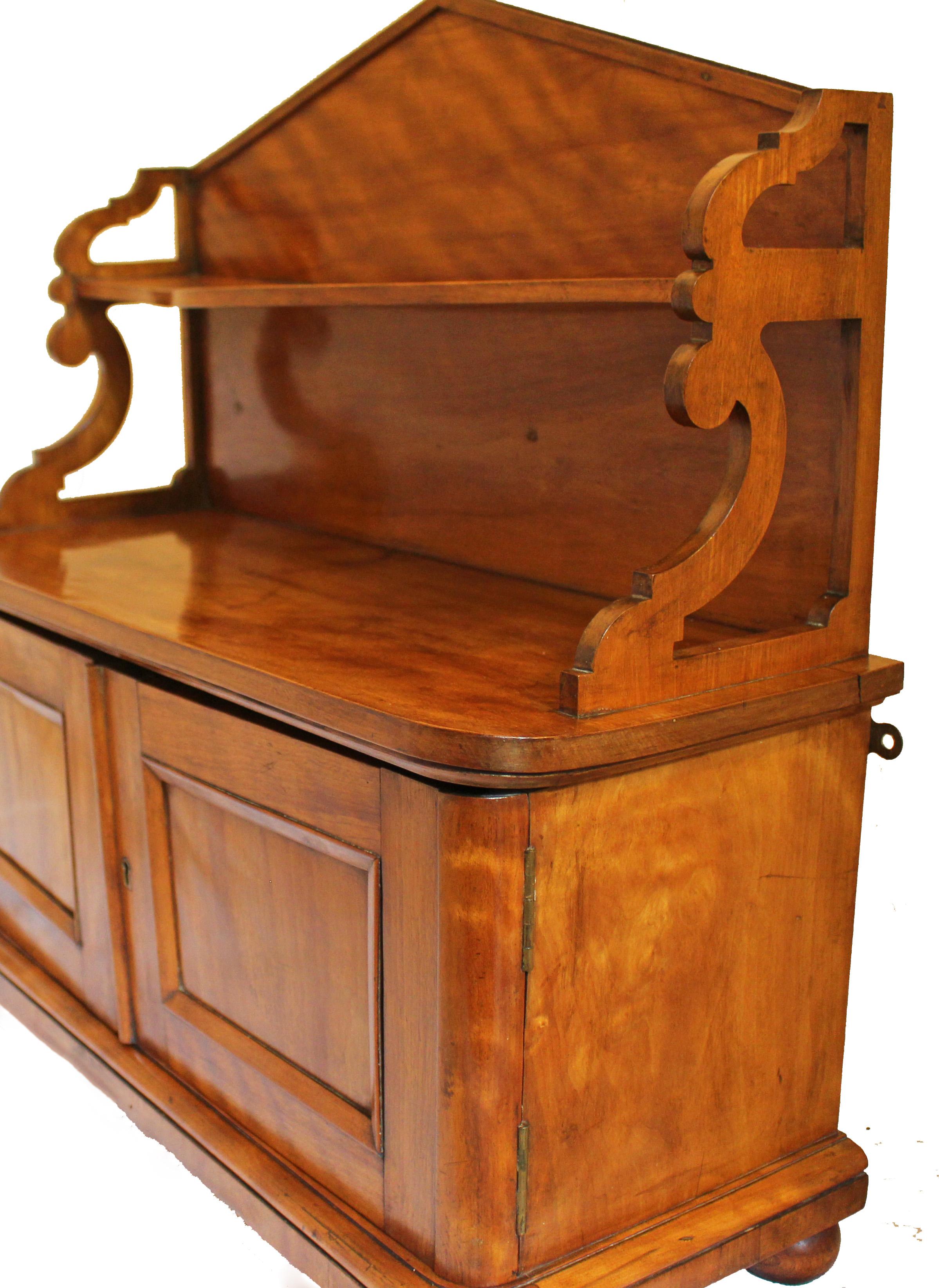 Mobile pensile a forma di chiffoniere in miniatura in betulla satinata. Inghilterra, 1860 circa. 25 1/2