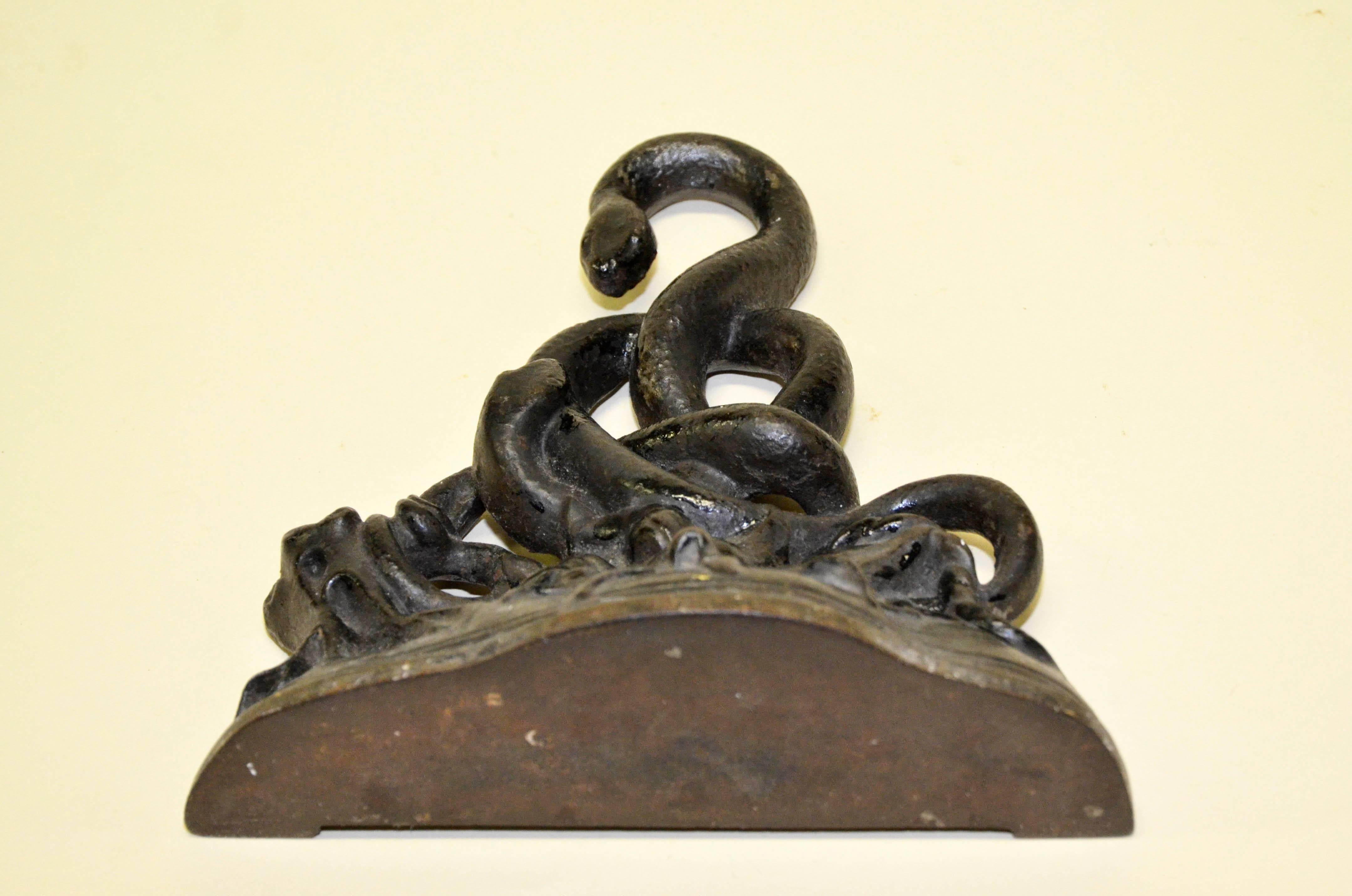 Mid-19th Century English Black Cast Iron Door Stop with Intricate Snakes Motif In Good Condition In Milan, IT