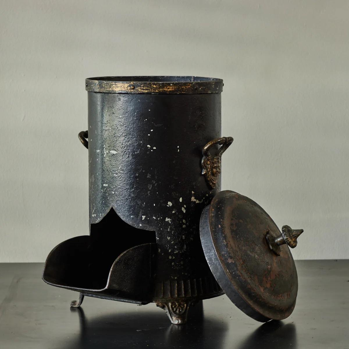 Scuttle a carbone nero inglese della metà del XIX secolo in vendita 5