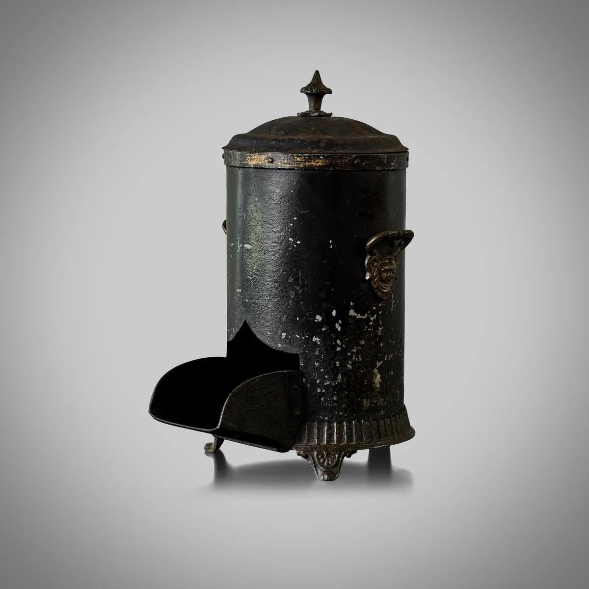 Scuttle per carbone inglese della metà del XIX secolo. In origine veniva utilizzato per conservare il carbone vicino al camino per un accesso immediato, ma potrebbe essere utilizzato allo stesso modo anche oggi. Il rivestimento in latta dipinta di