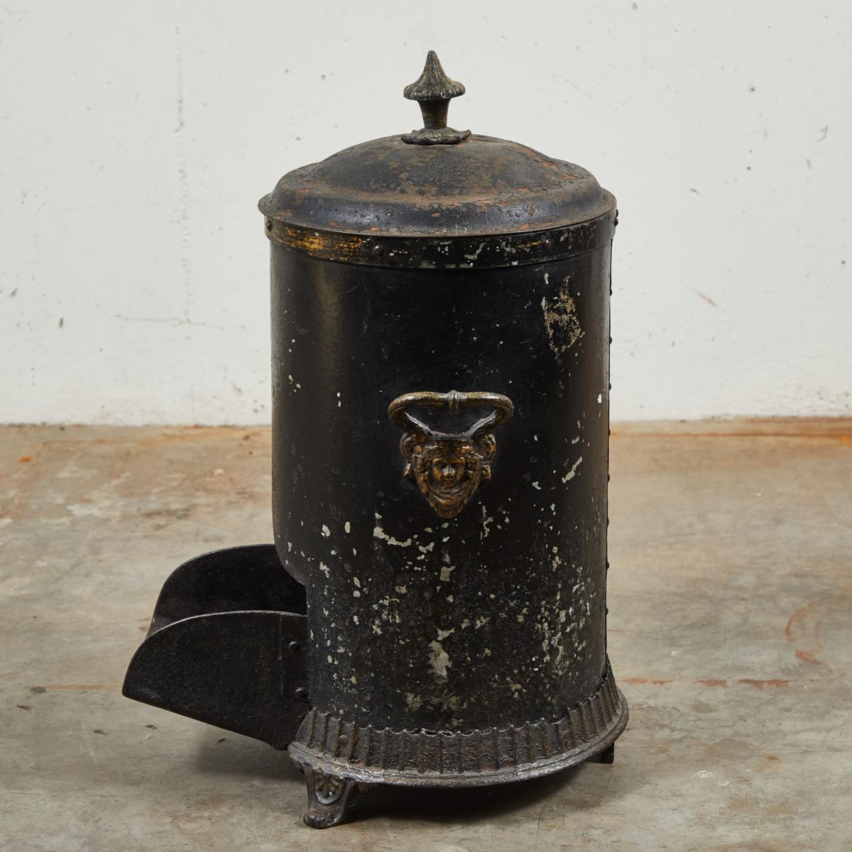 Mid-19th Century English Black Coal Scuttle In Good Condition For Sale In Los Angeles, CA