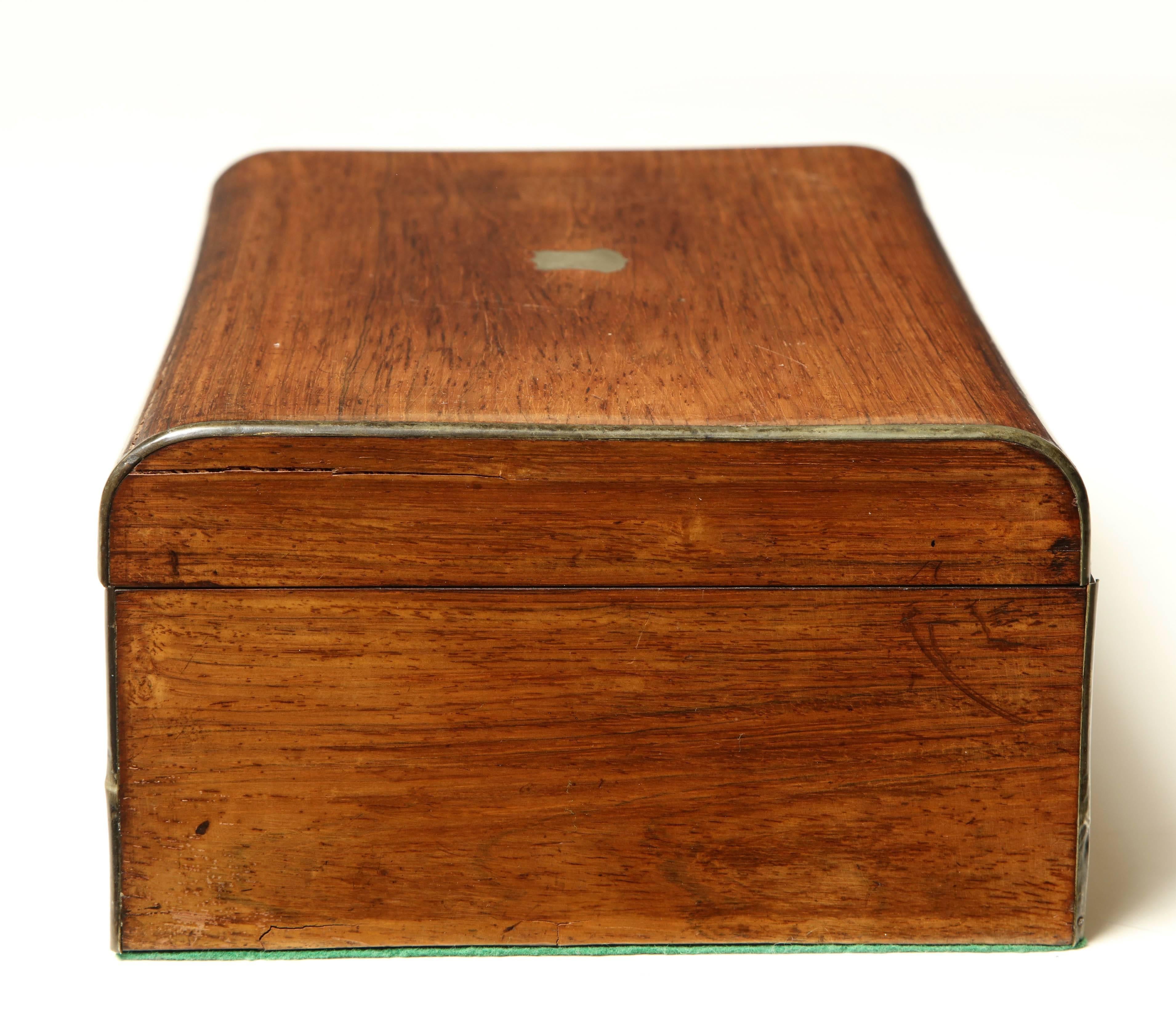 Mid-19th Century English Box with Fitment In Good Condition For Sale In New York, NY