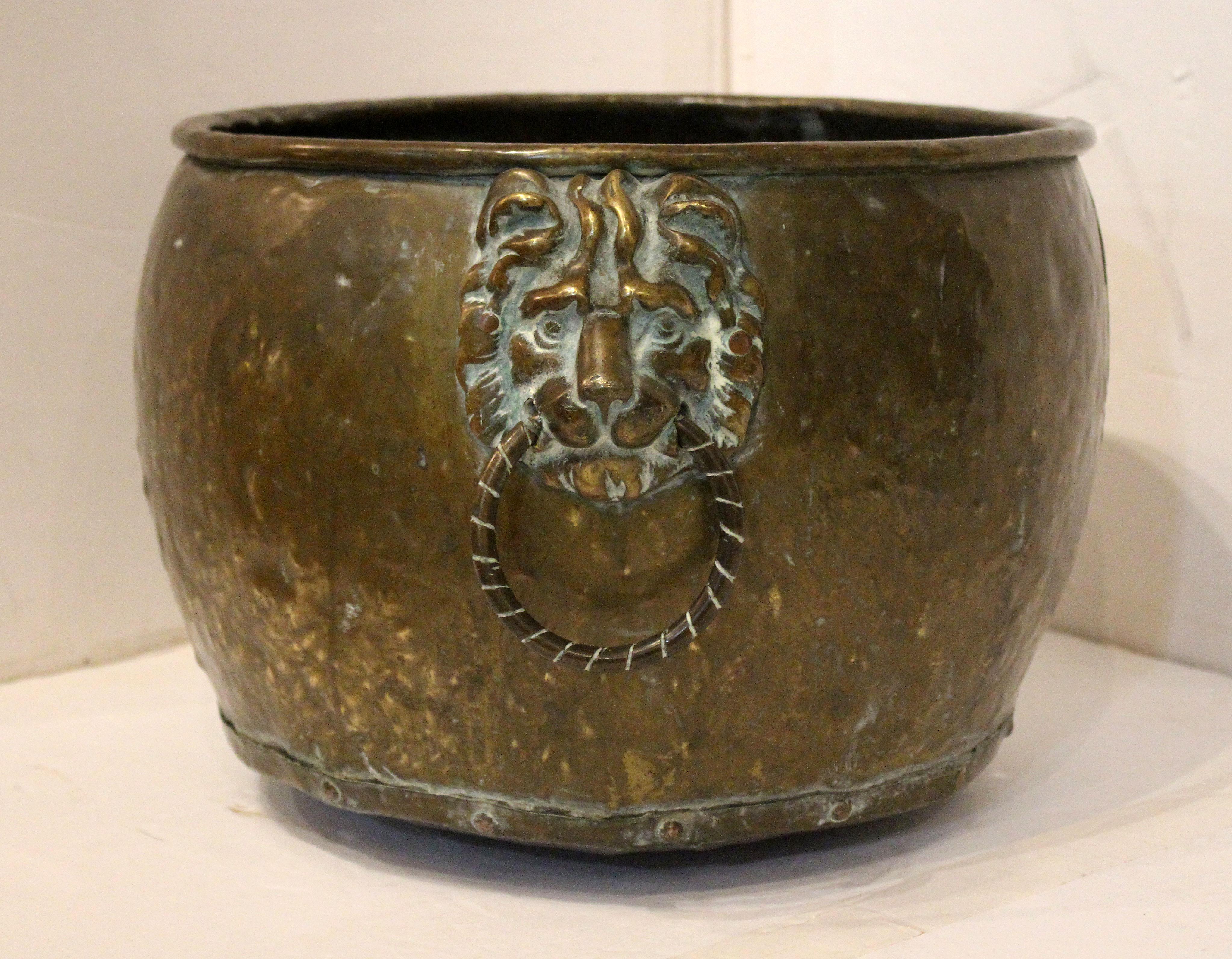 Giardiniera in ottone della metà del XIX secolo, inglese. Audace maschera da leone con manici in corda. Cucitura rivettata. Una volta con i piedi. Fori lungo il bordo inferiore: ottimo per contenere legna secca, etc. o per utilizzare una pianta,