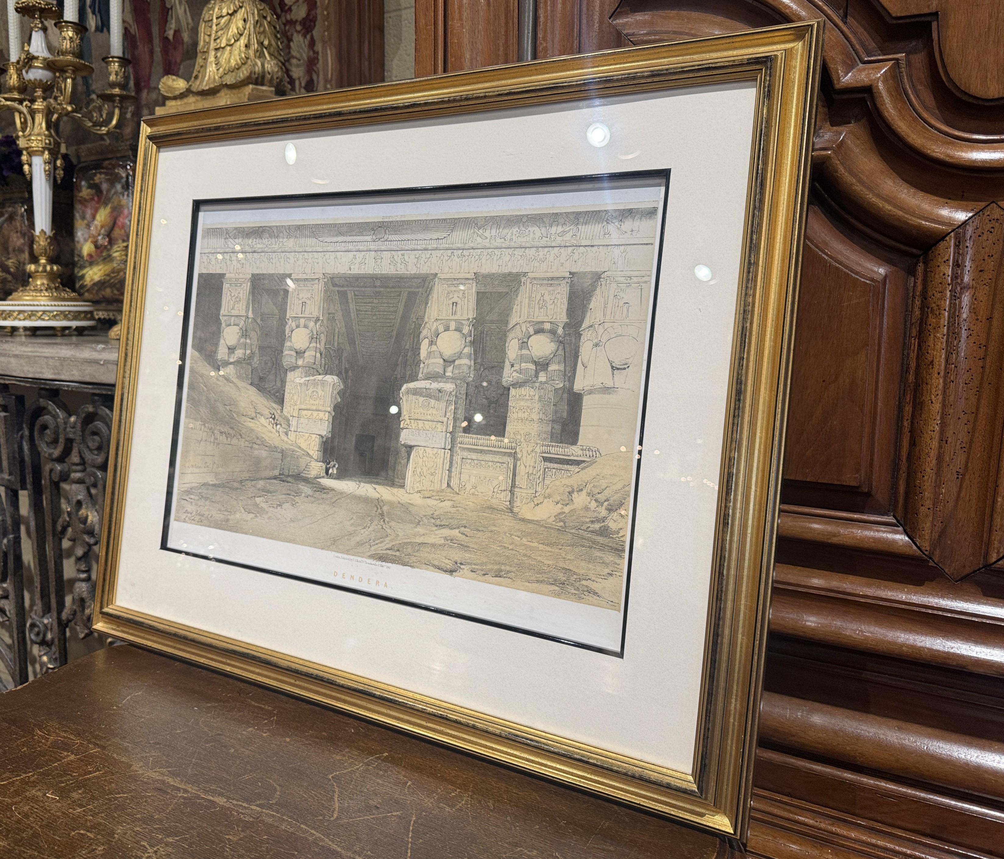 Décorez un bureau ou une étude avec cette gravure antique en noir et blanc. Colorée à la main en Angleterre vers 1847, cette grande gravure égyptienne monochrome est placée dans un cadre doré avec verre de protection et représente le 