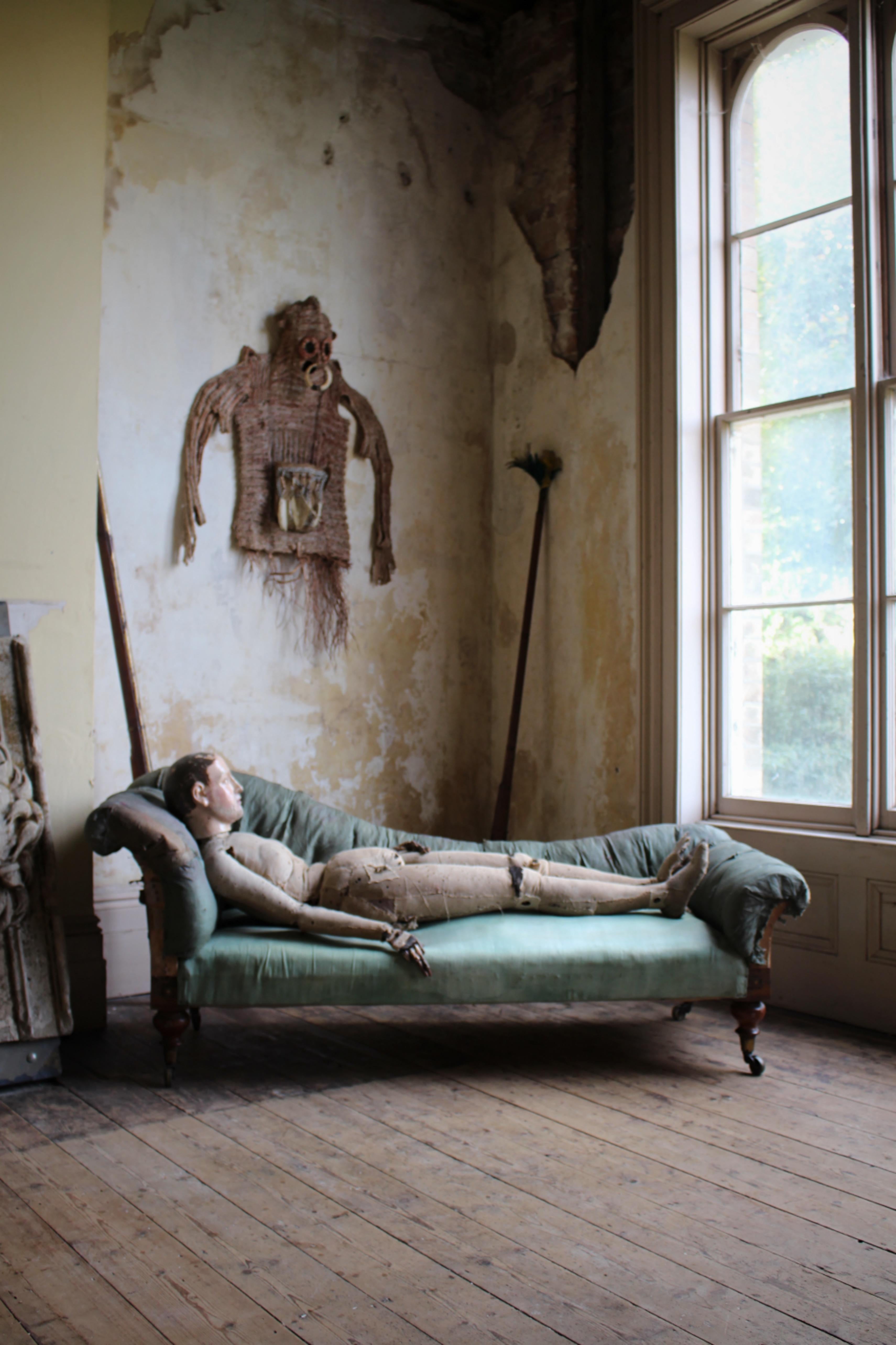 Sofá / chaise de mediados del siglo XIX, de Charles Hindley & Sons, 143 Oxford Street, Londres, c1860, con un maravilloso aspecto de casa de campo descolorida. Signos de carcoma de edad avanzada, desocupada desde hace tiempo. 

Bulbosas patas