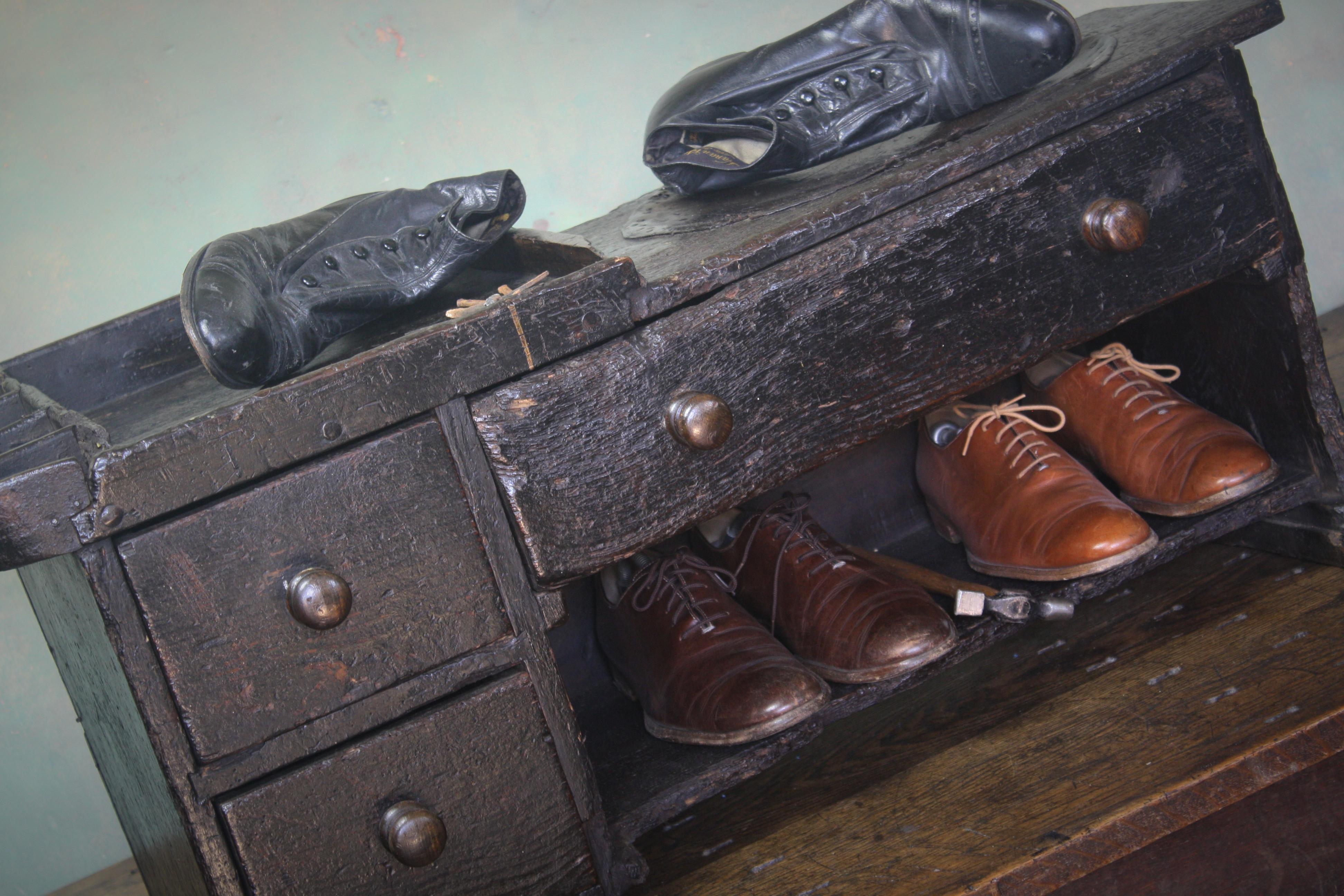 Mid-19th Century English Folk Art Primitive Pine and Leather Cobblers Bench 8