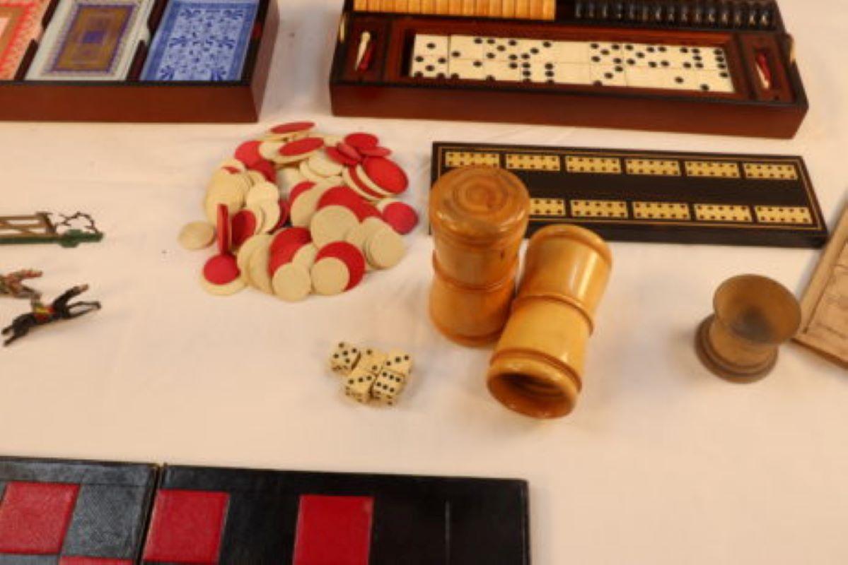 Ce magnifique coffret à compendium en érable et ébène possède un couvercle à charnière et une paire de portes avant qui s'ouvrent pour révéler les pièces d'échecs sculptées à la main en buis et en ébène. Chaque pièce d'échecs est fixée à une