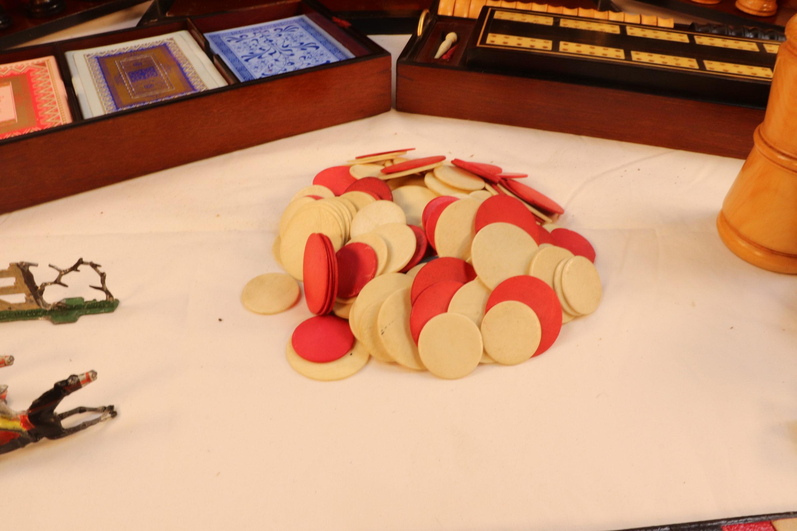 Sculpté à la main Compendium des Jeux Anglais du milieu du 19e siècle en vente