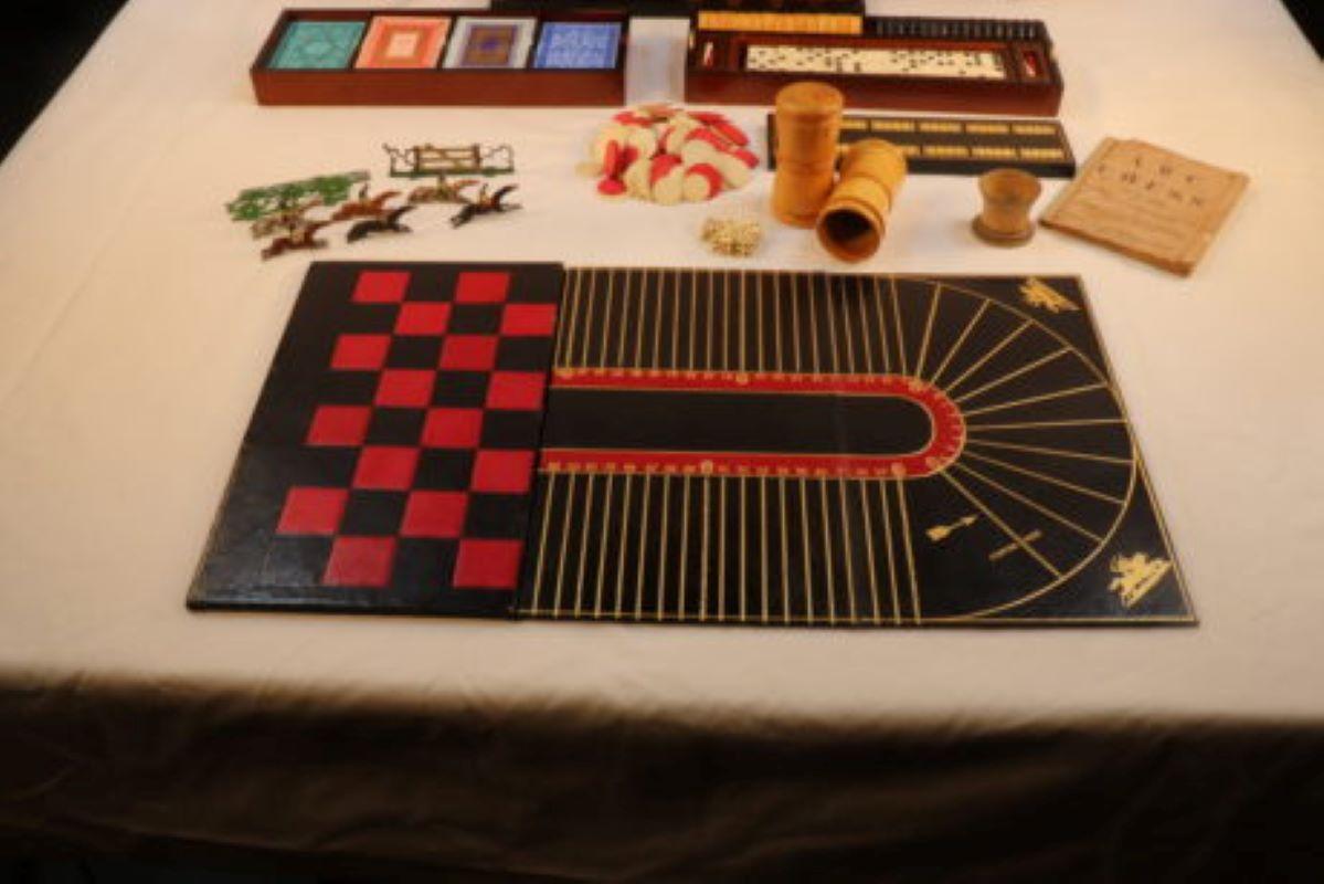 Compendium des Jeux Anglais du milieu du 19e siècle Bon état - En vente à Chicago, IL