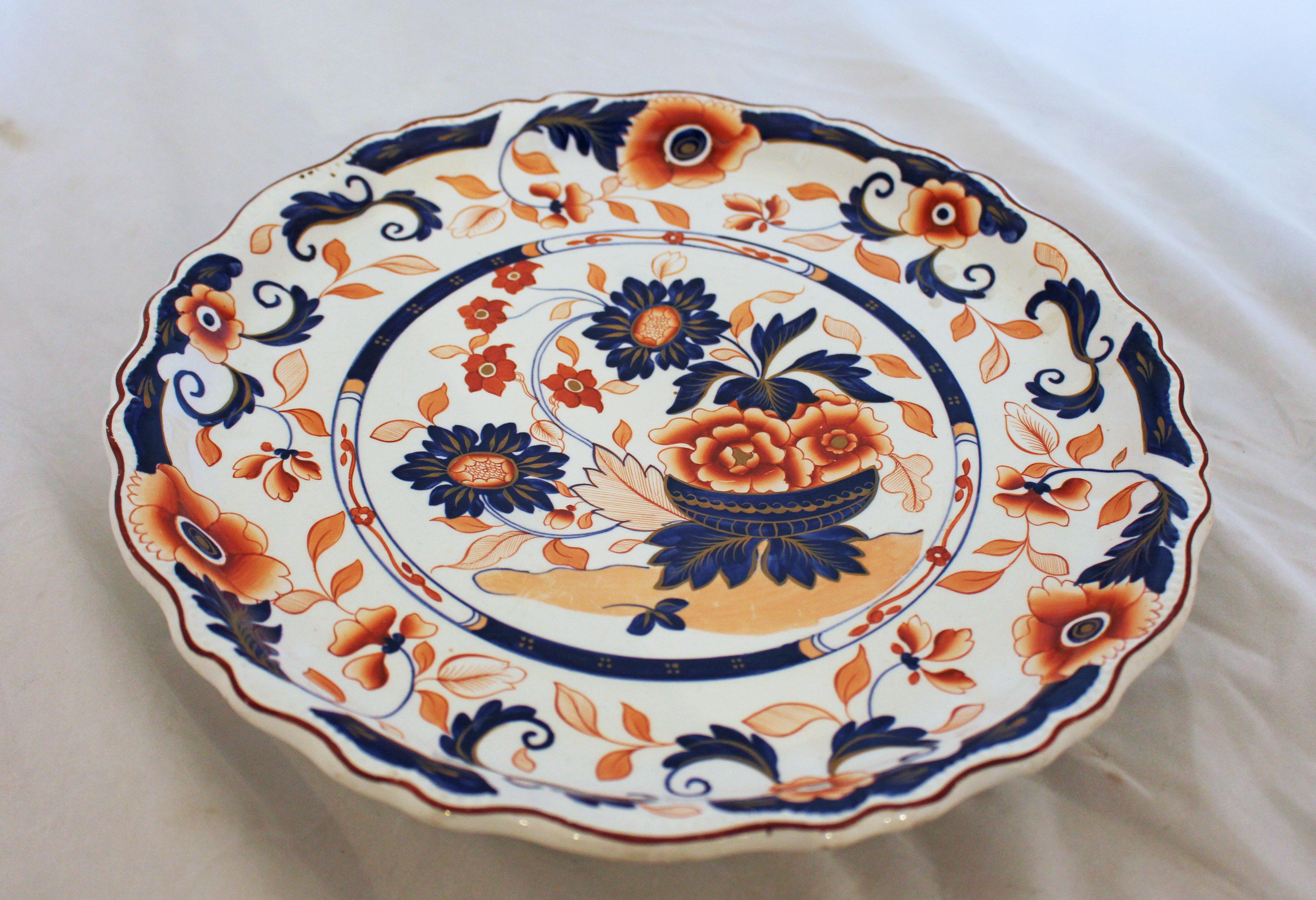 Compote à pied annulaire en pierre de fer à motif imari, anglaise, du milieu du 19e siècle. Bordure ondulée. 11 1/2