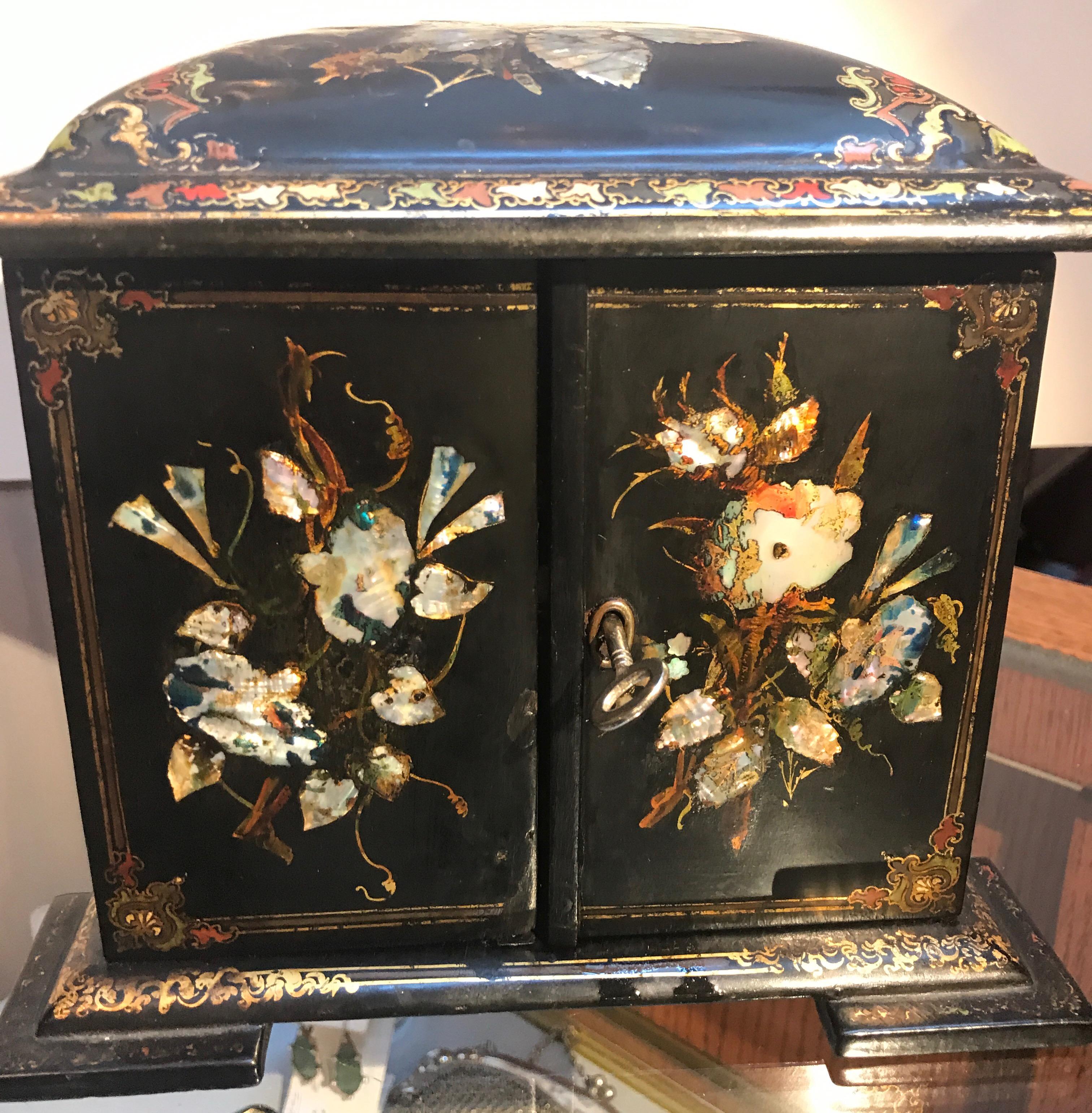 Mid-19th Century English Inlaid Papier Mâché Jewelry Case In Excellent Condition In Lambertville, NJ