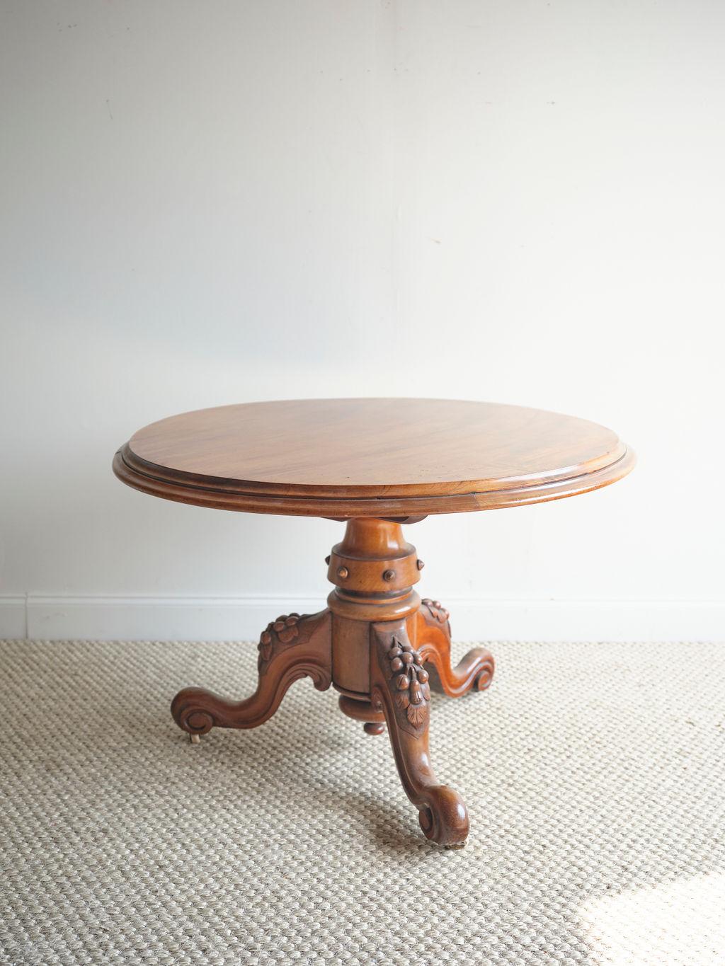 Ein atemberaubender englischer Kipptisch aus dem 19. Jahrhundert, der eine schöne Ergänzung für jeden Frühstücksraum darstellen würde. Der 1870 gefertigte Tisch hat eine schöne braune Beize und ein dreibeiniges Gestell mit einzigartigen geschnitzten