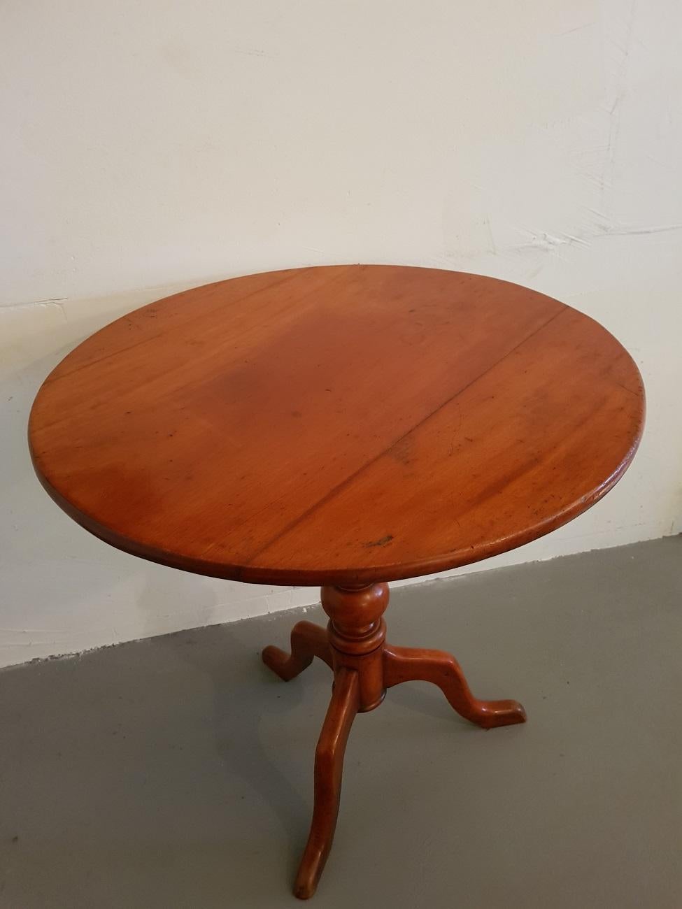 A lovely mid-19th century English mahogany tilt-top wine table standing on a tripod, with wear consistent by age and use.

The measurements are,
Depth 65 cm/ 25.5 inch.
Width 65 cm/ 25.5 inch.
Height 72 cm/ 28.3 inch.