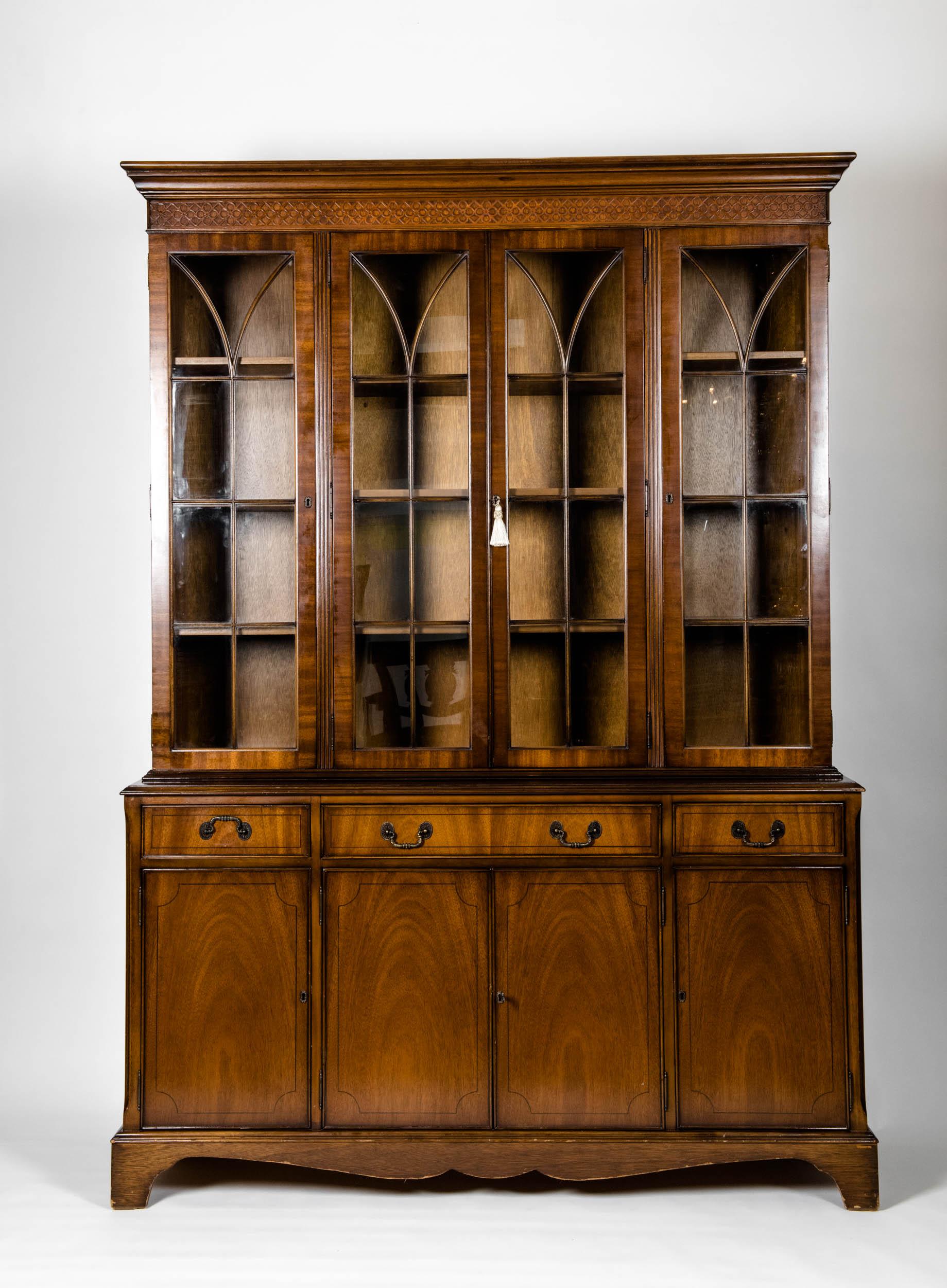 Mid-19th Century English Mahogany Wood Hutch / Cabinet In Excellent Condition In Tarry Town, NY