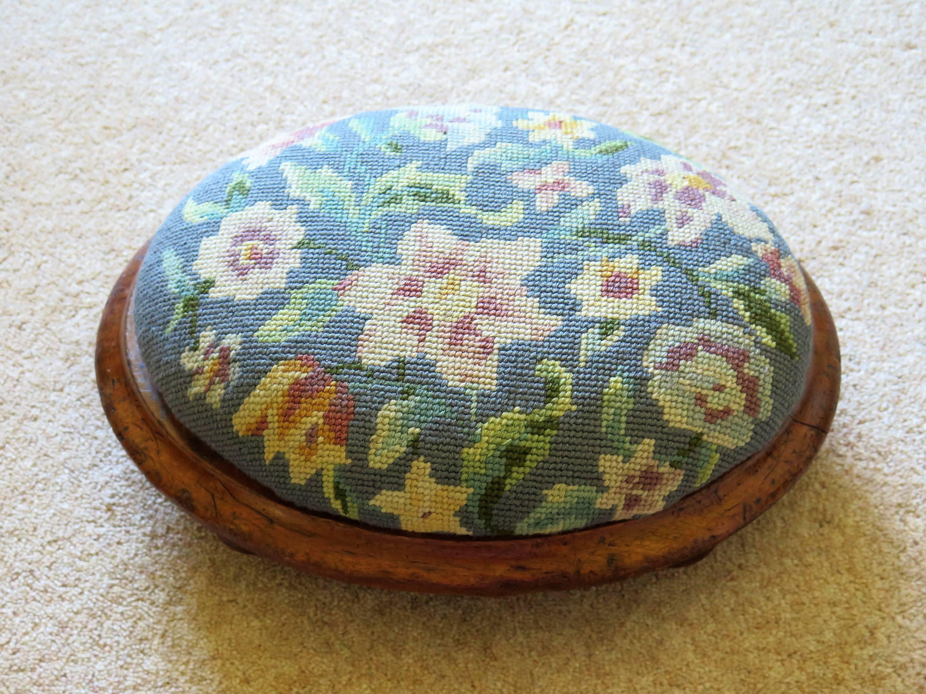 Mid-19th Century English Oval Footstool with Walnut Frame and Tapestry Top 6