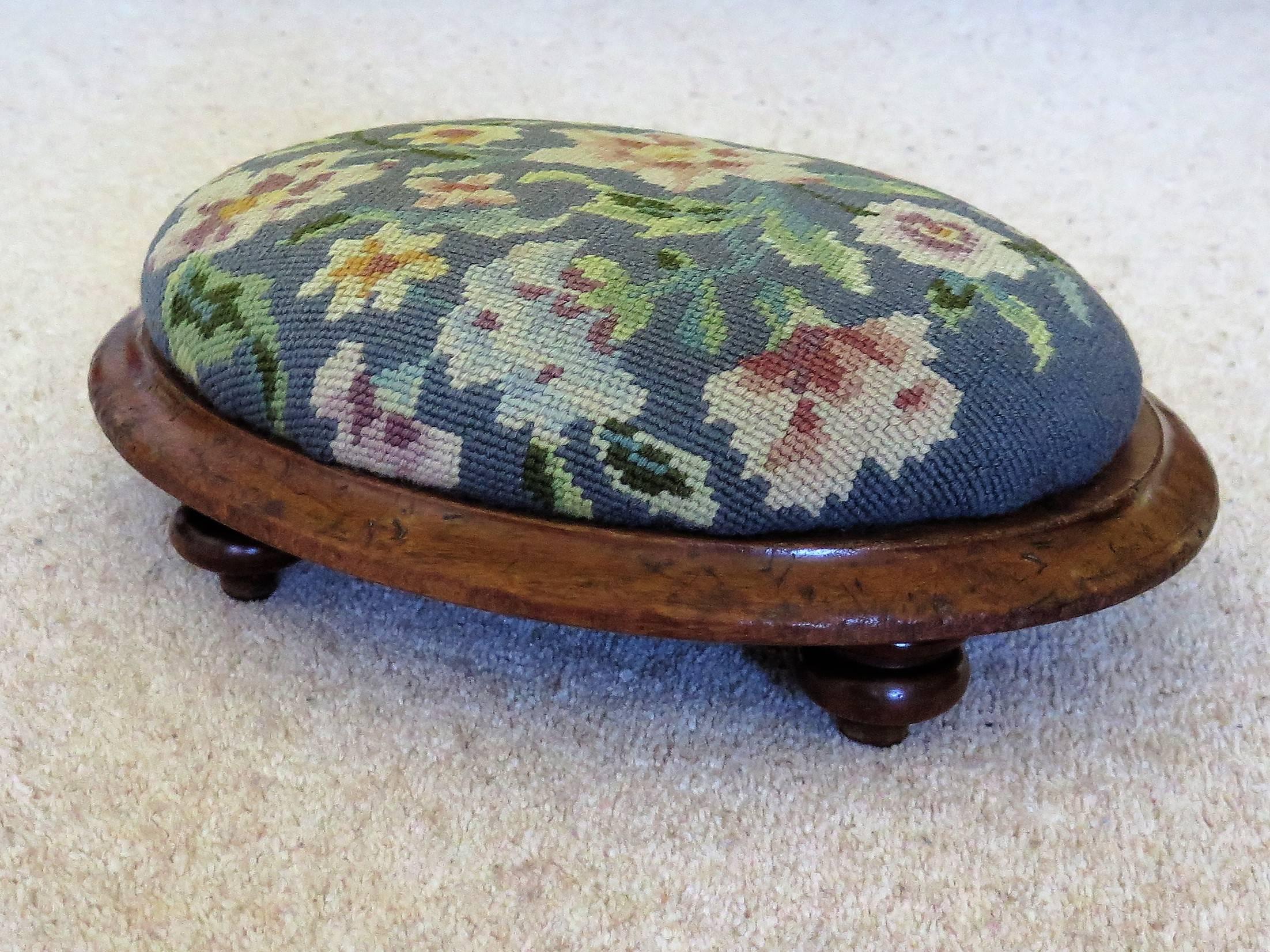 Mid-19th Century English Oval Footstool with Walnut Frame and Tapestry Top 9