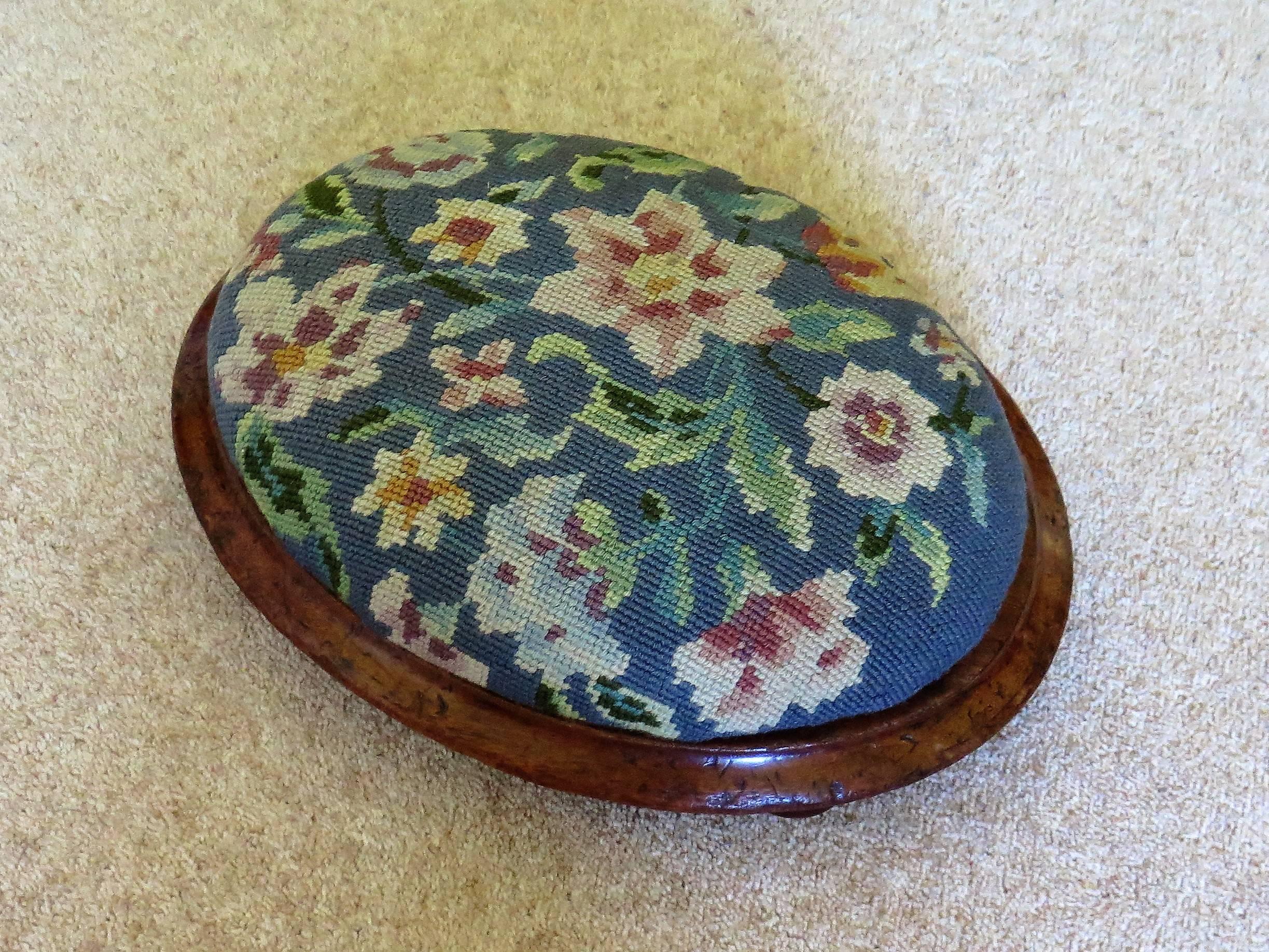 Mid-19th Century English Oval Footstool with Walnut Frame and Tapestry Top 10