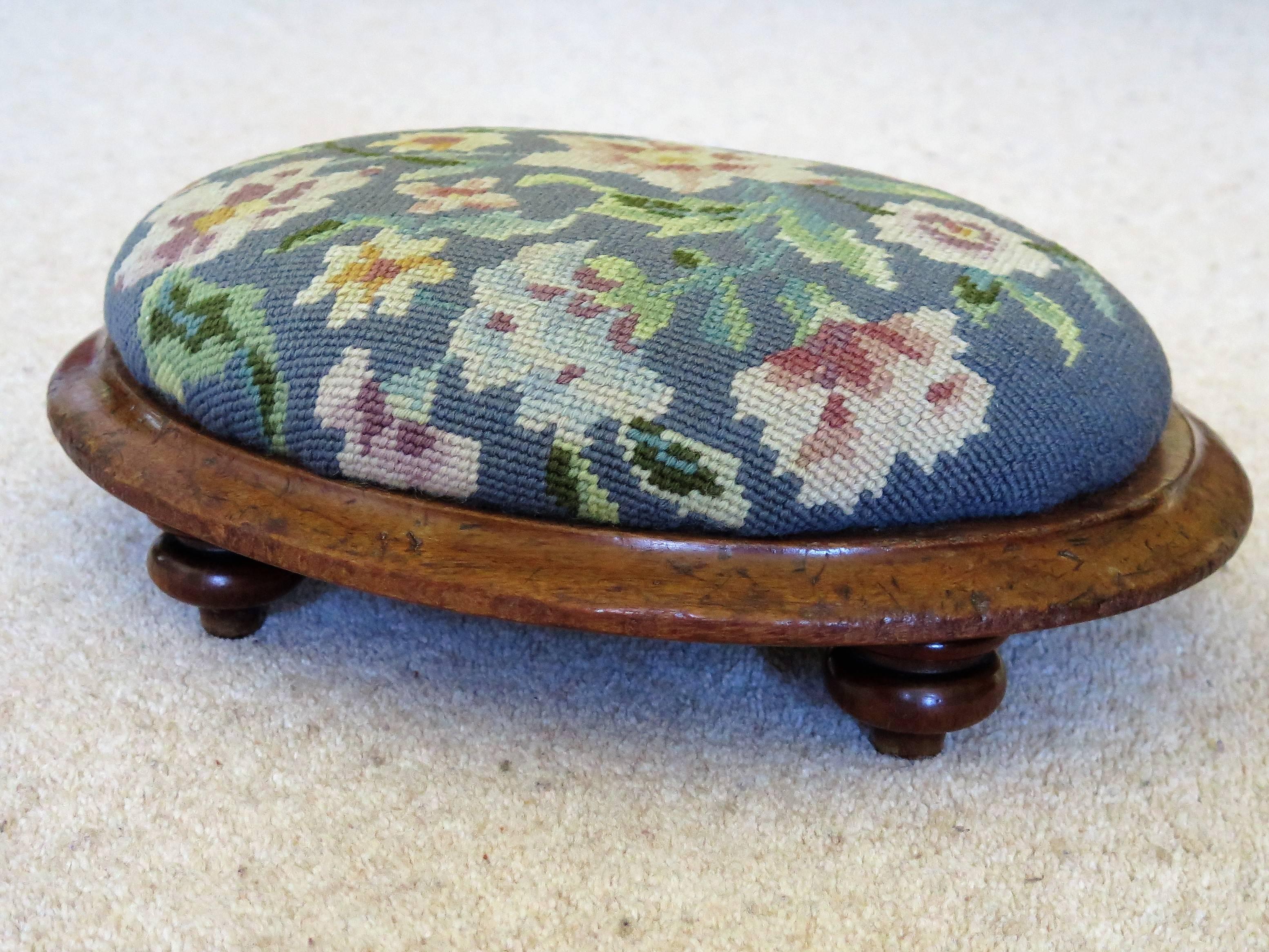 Mid-19th Century English Oval Footstool with Walnut Frame and Tapestry Top 3