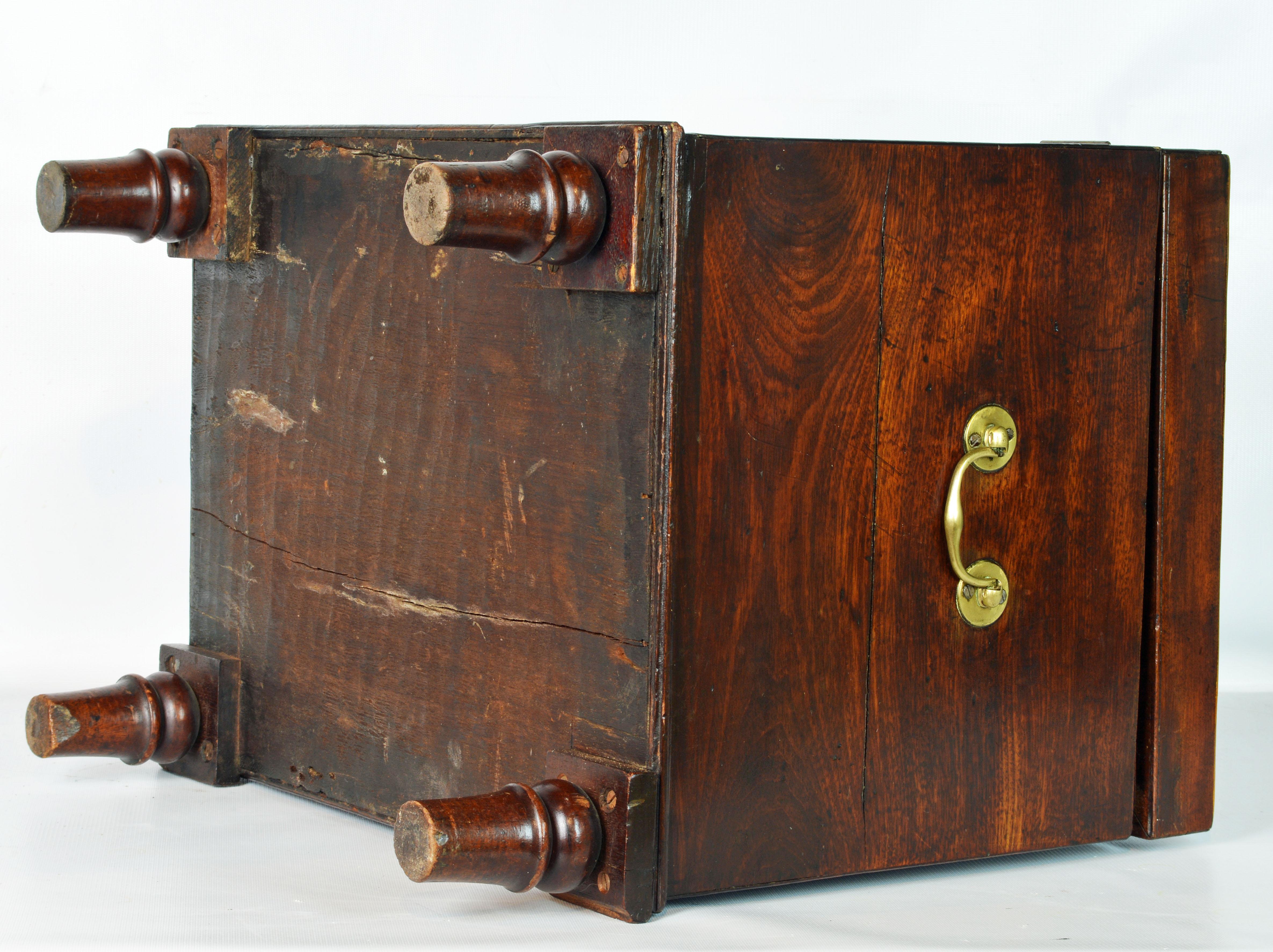 Mid-19th Century English Regency Style Mahogany Wine Cellarette 6