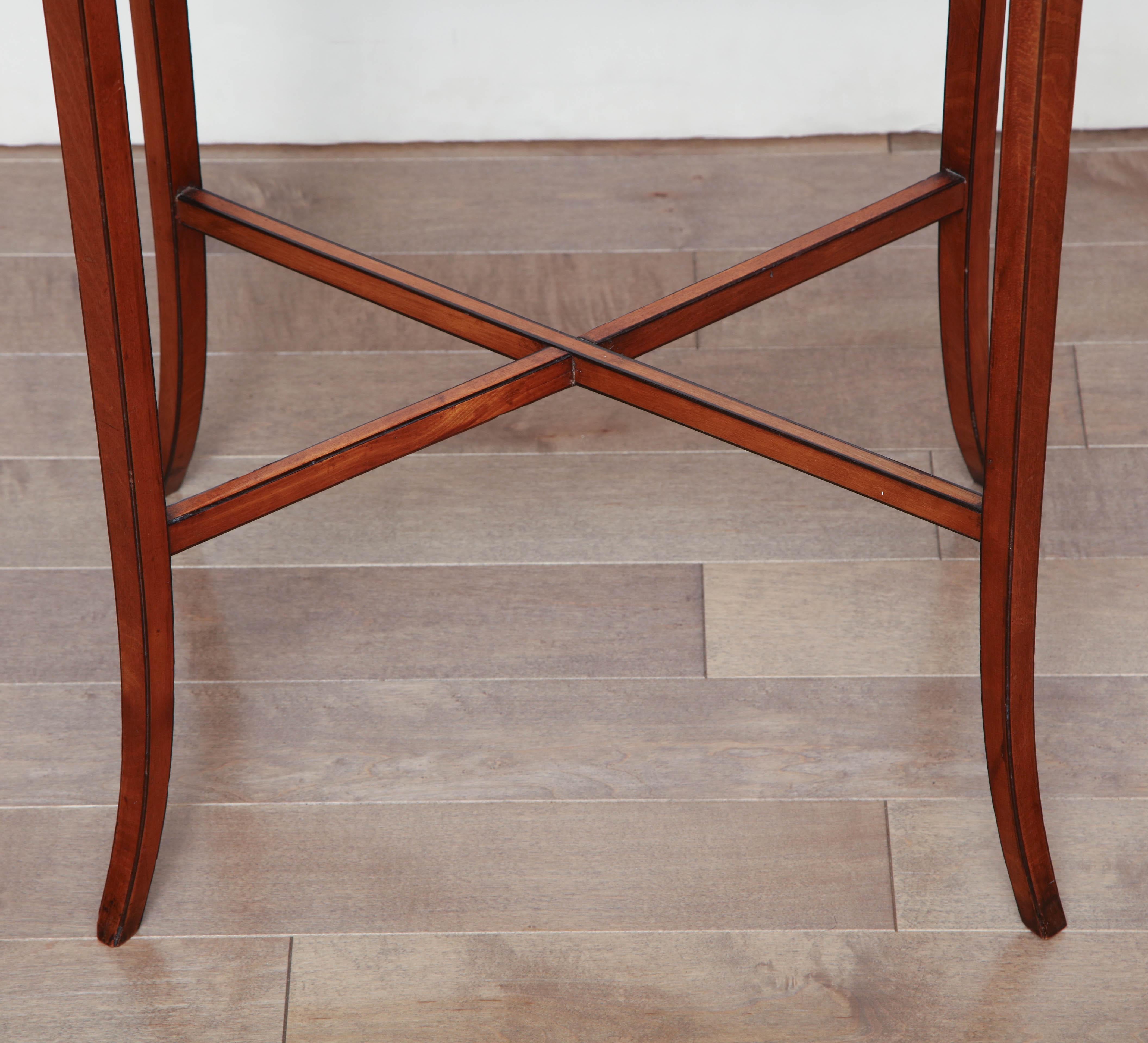 Mid-19th Century English, Sheraton Style, Satinwood Occasional Table In Good Condition In New York, NY