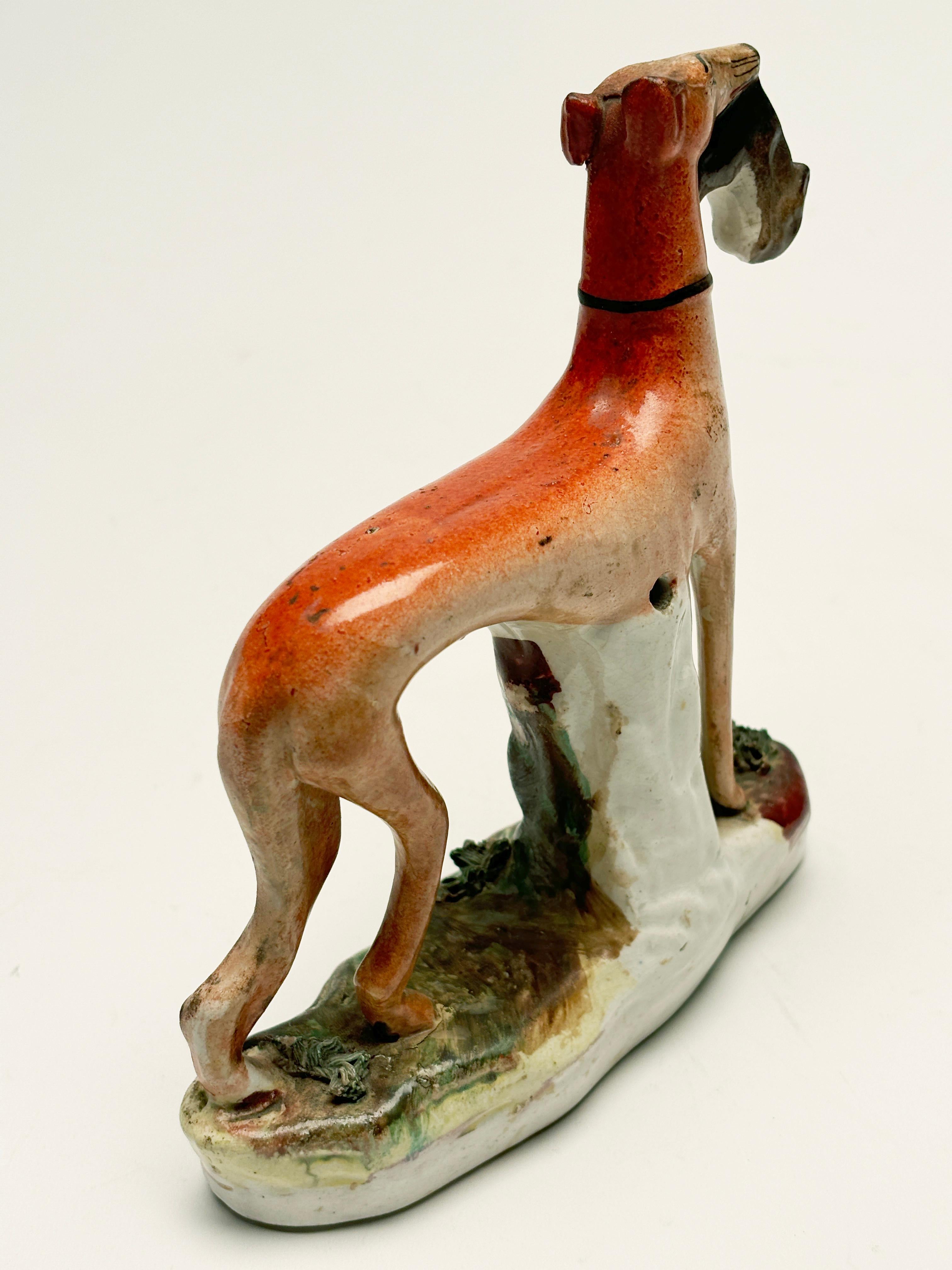 Figurina della metà del 19° secolo dello Staffordshire inglese con coniglio e whippet in vendita 3