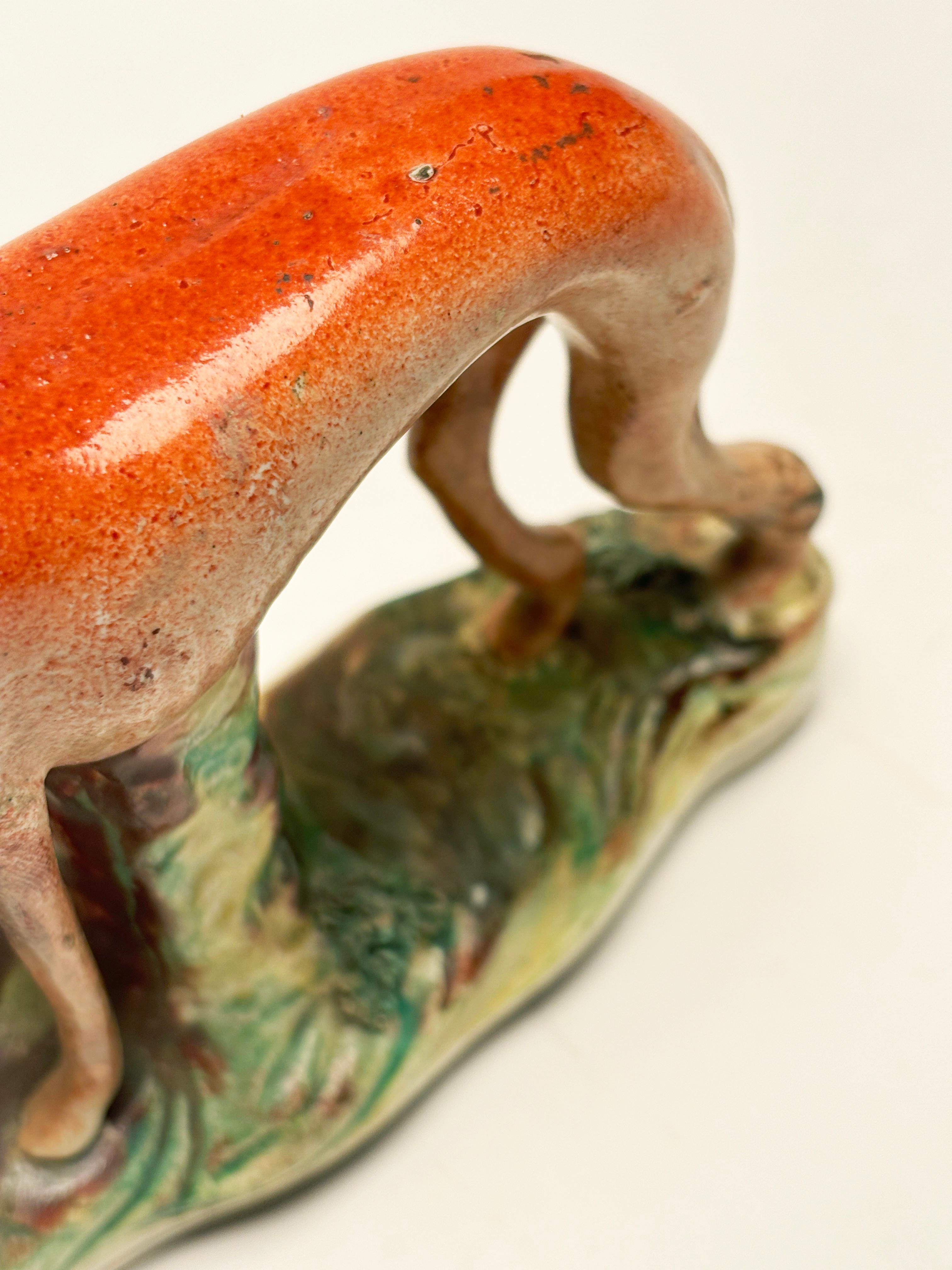 Figurina della metà del 19° secolo dello Staffordshire inglese con coniglio e whippet in vendita 7