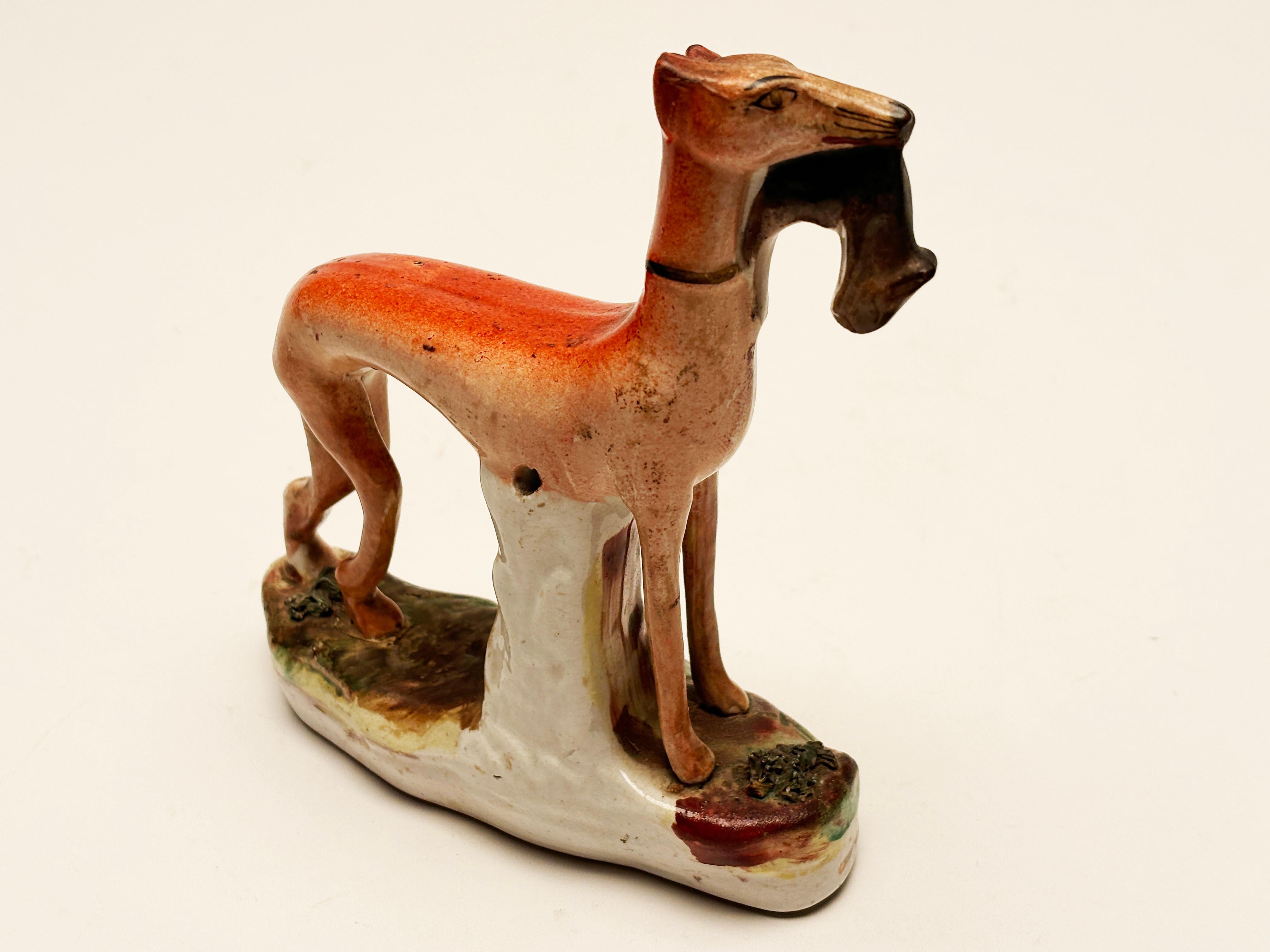 Primo vittoriano Figurina della metà del 19° secolo dello Staffordshire inglese con coniglio e whippet in vendita