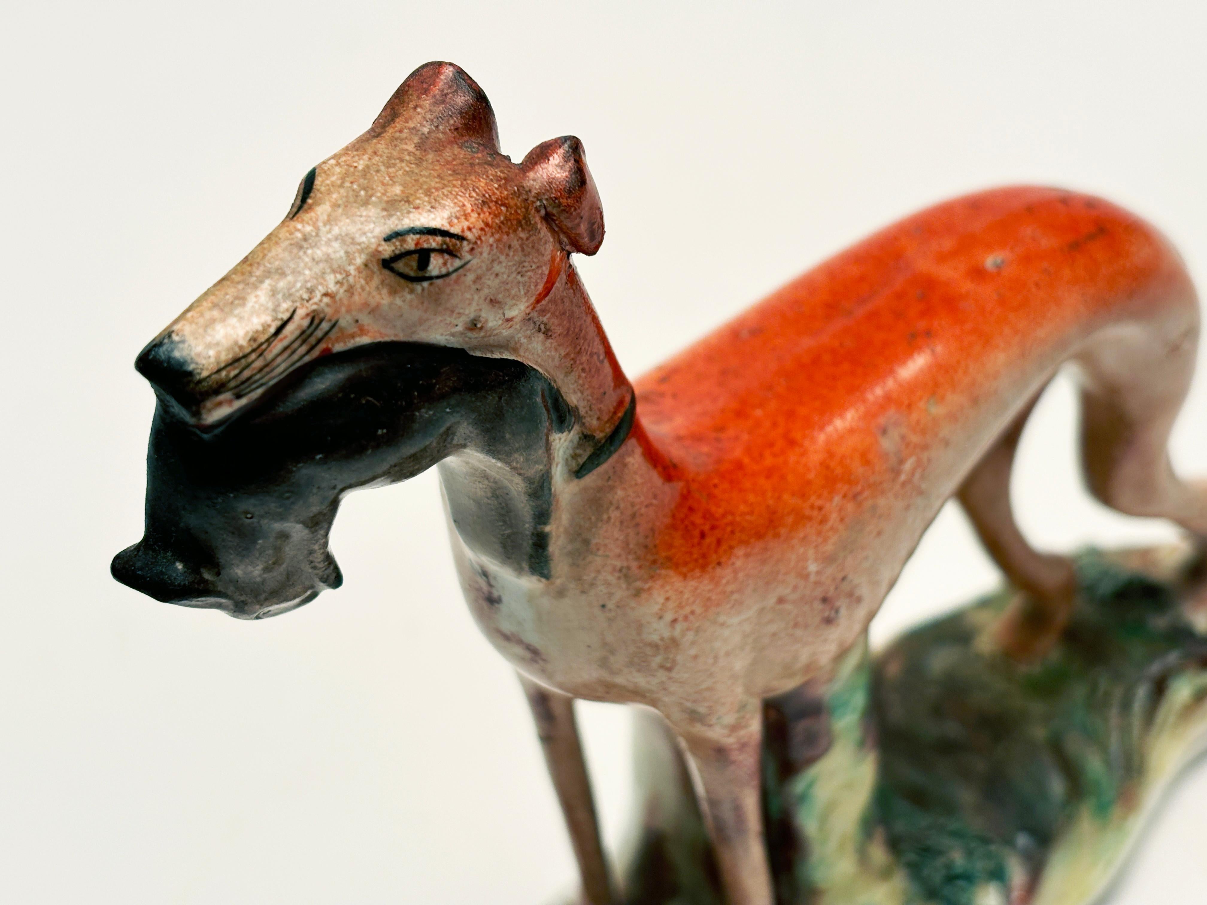 Fatto a mano Figurina della metà del 19° secolo dello Staffordshire inglese con coniglio e whippet in vendita