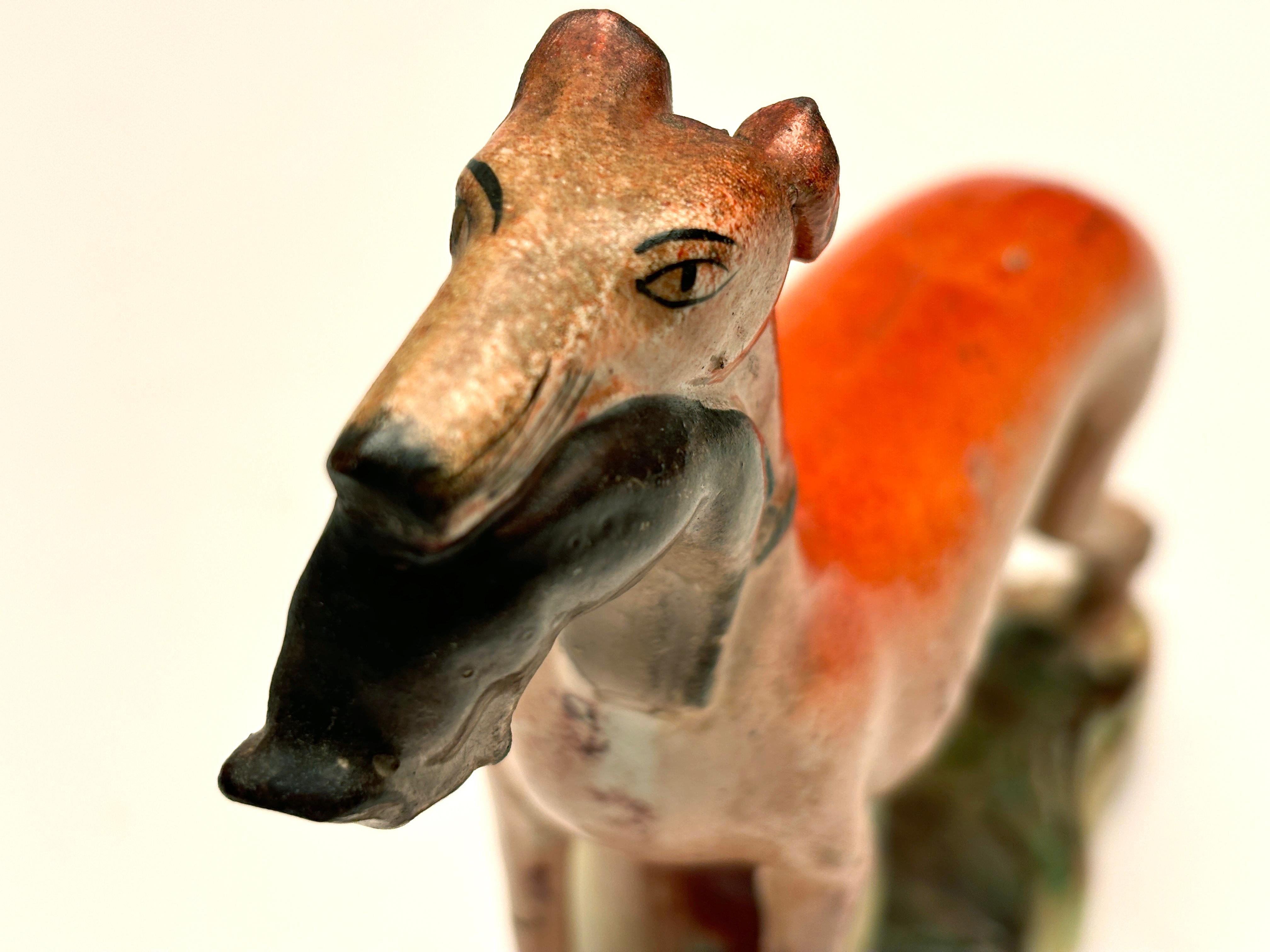 Porcellana Figurina della metà del 19° secolo dello Staffordshire inglese con coniglio e whippet in vendita