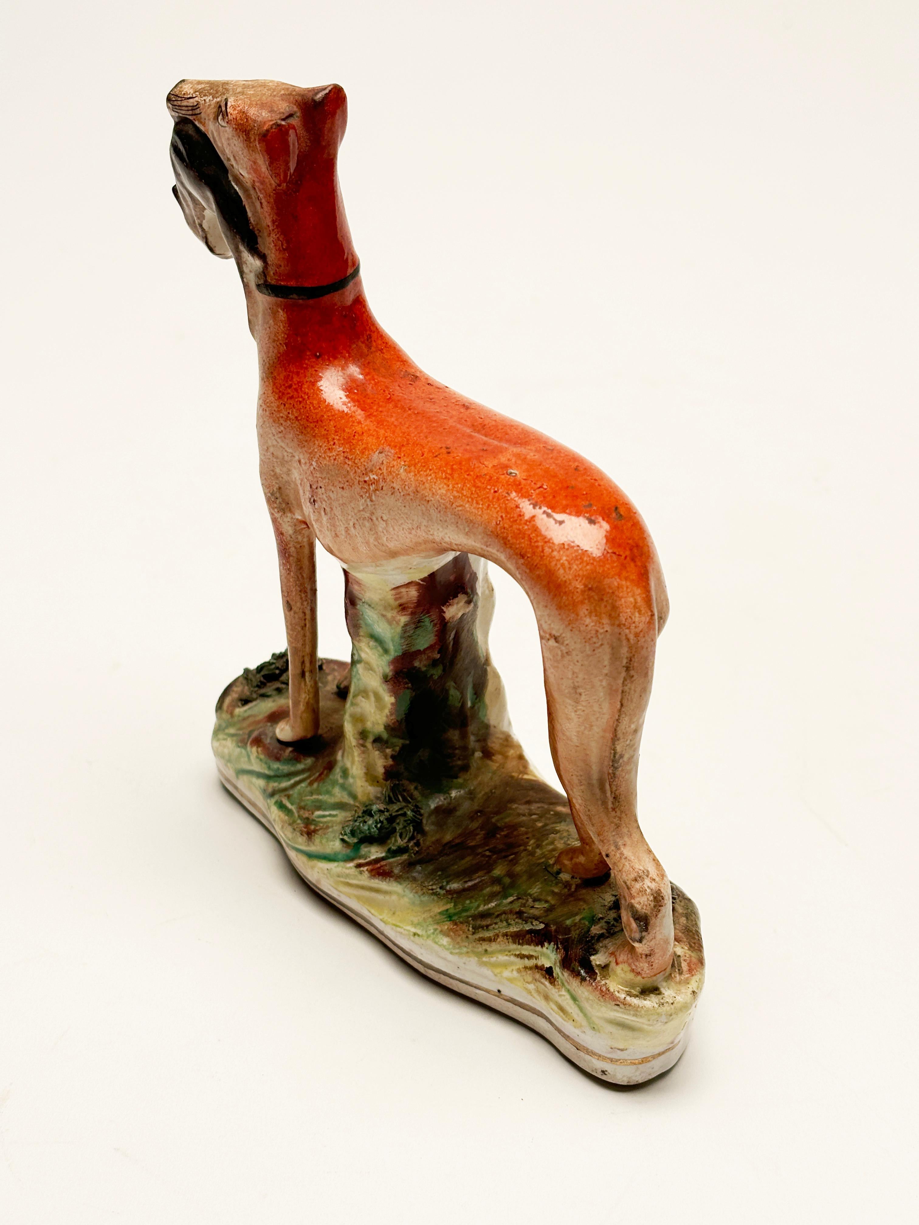 Figurina della metà del 19° secolo dello Staffordshire inglese con coniglio e whippet in vendita 1