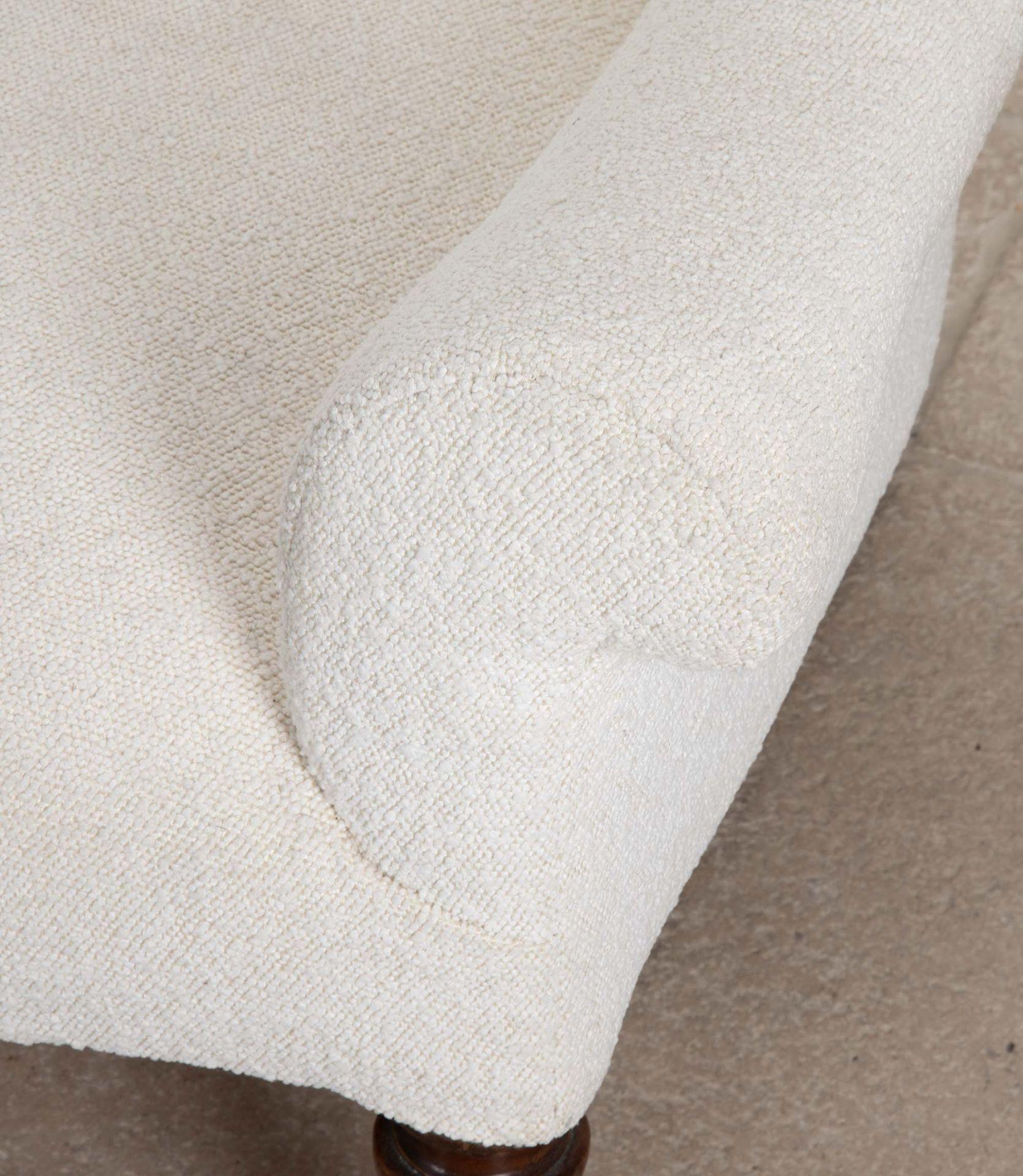 Fauteuil anglais tapissé du milieu du 19e siècle en vente 4