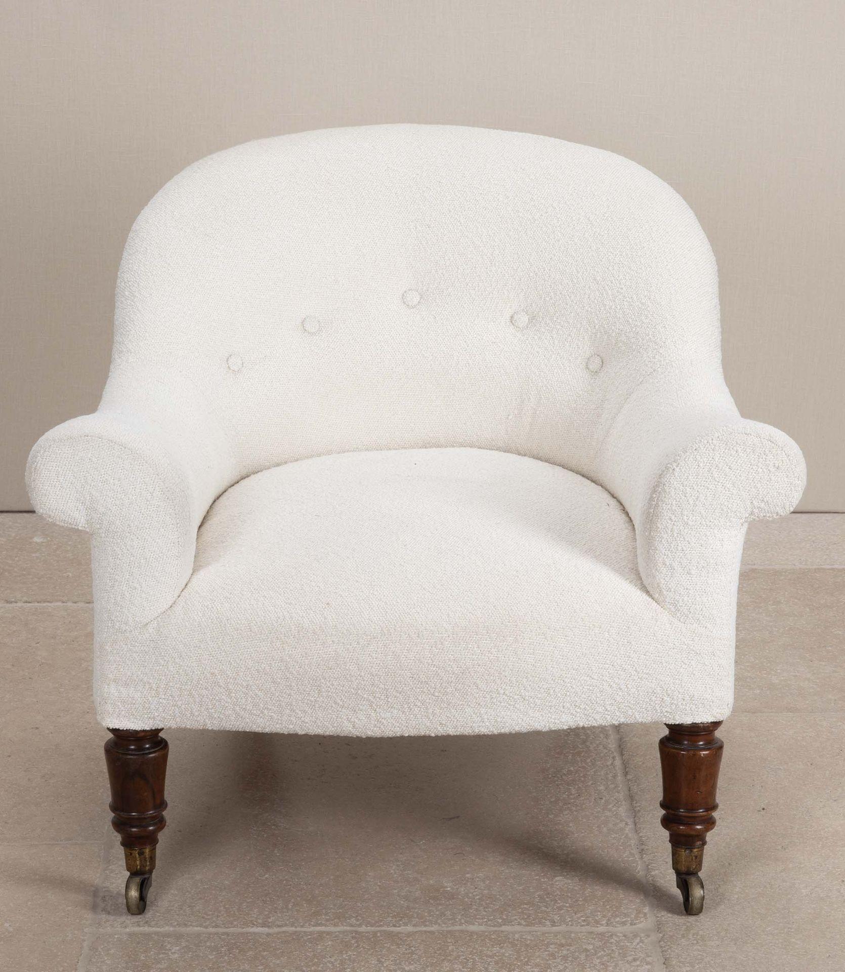 Un fauteuil bas exceptionnellement élégant et confortable, récemment restauré.
Une assise profonde, des accoudoirs et un dossier généreux sont soutenus par des pieds avant en noyer tourné et des pieds arrière en forme de balancier.