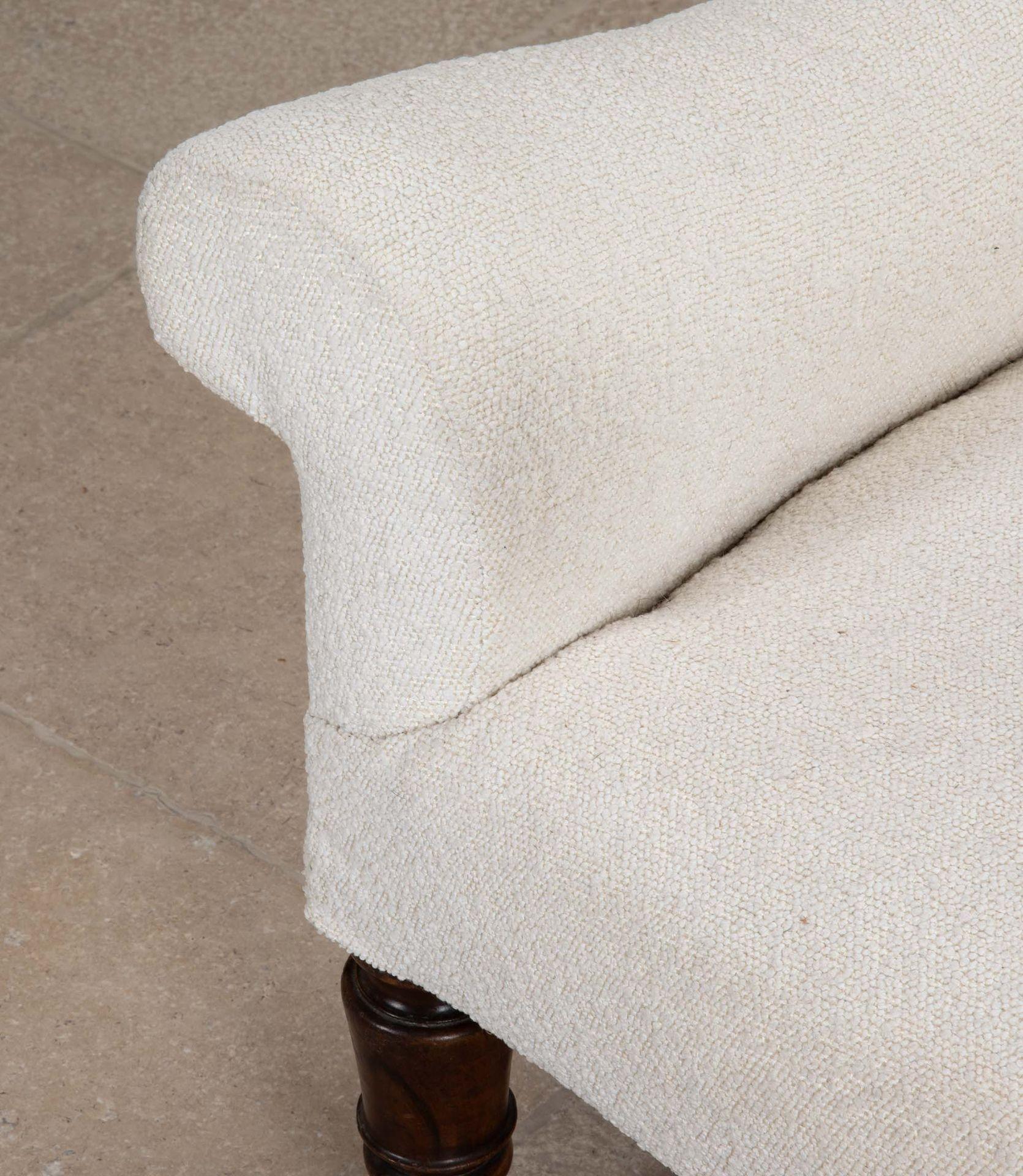 Fauteuil anglais tapissé du milieu du 19e siècle en vente 2