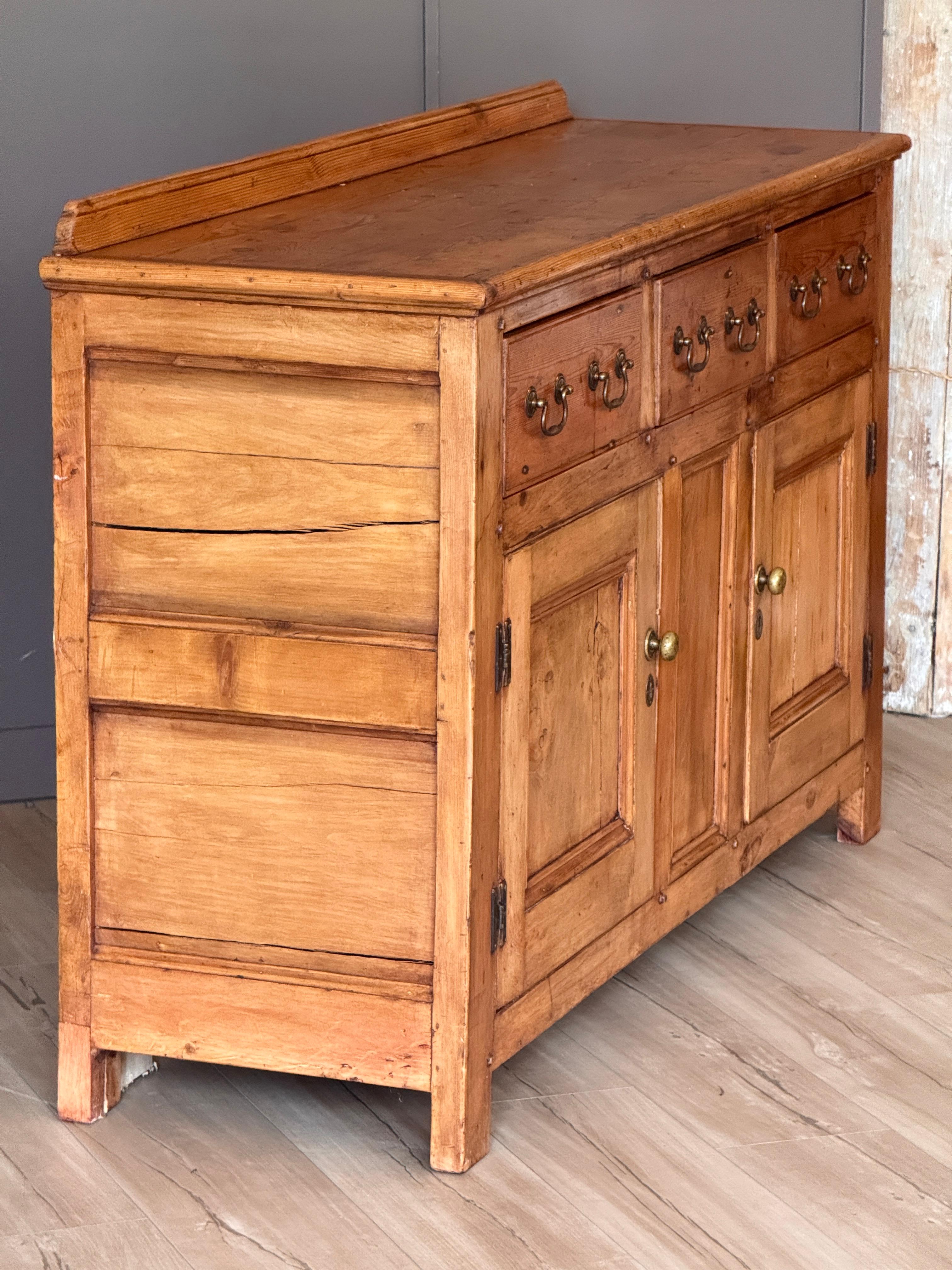 Armoire anglaise en pin ciré du milieu du 19e siècle en vente 2