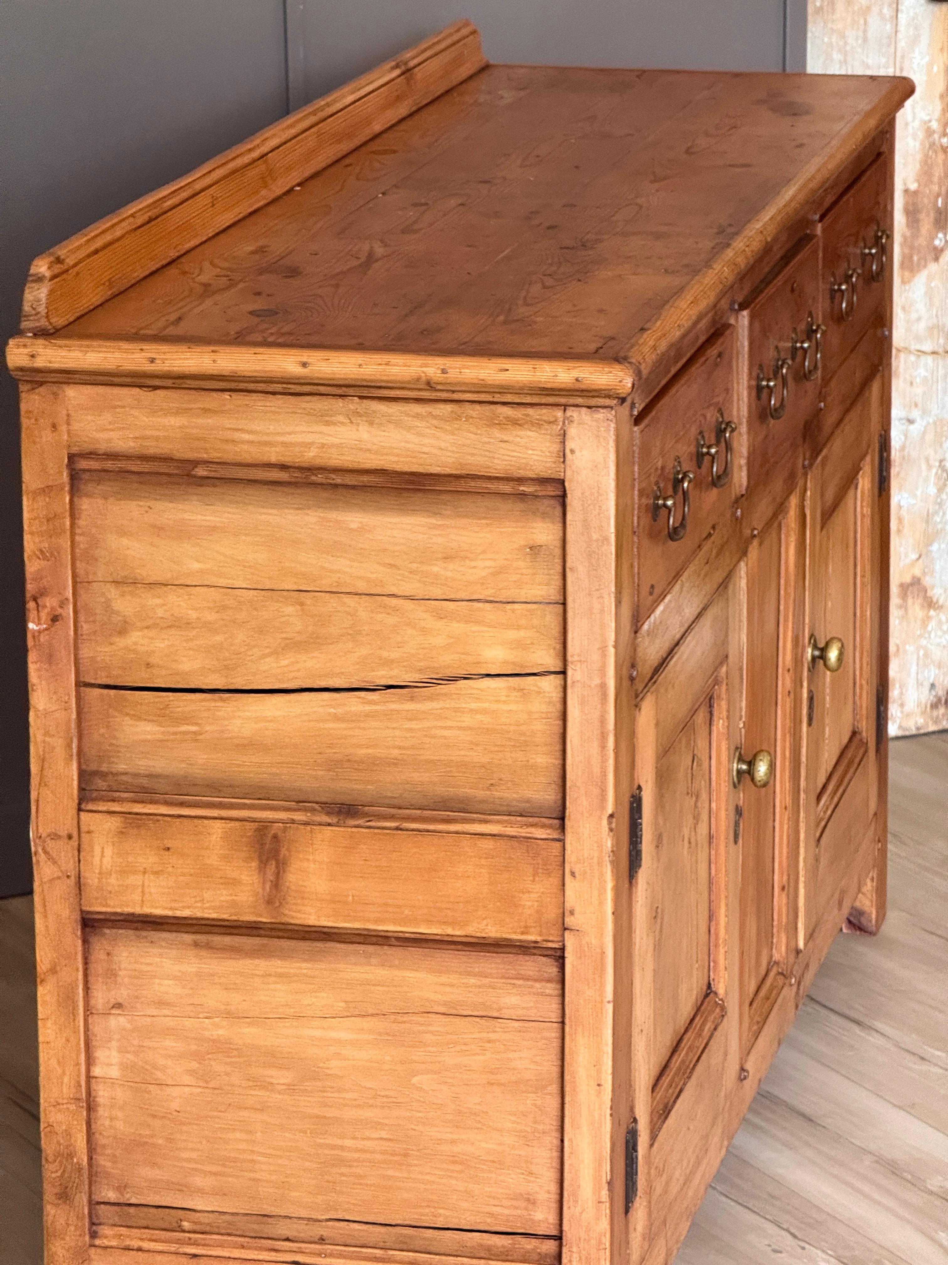 Armoire anglaise en pin ciré du milieu du 19e siècle en vente 3