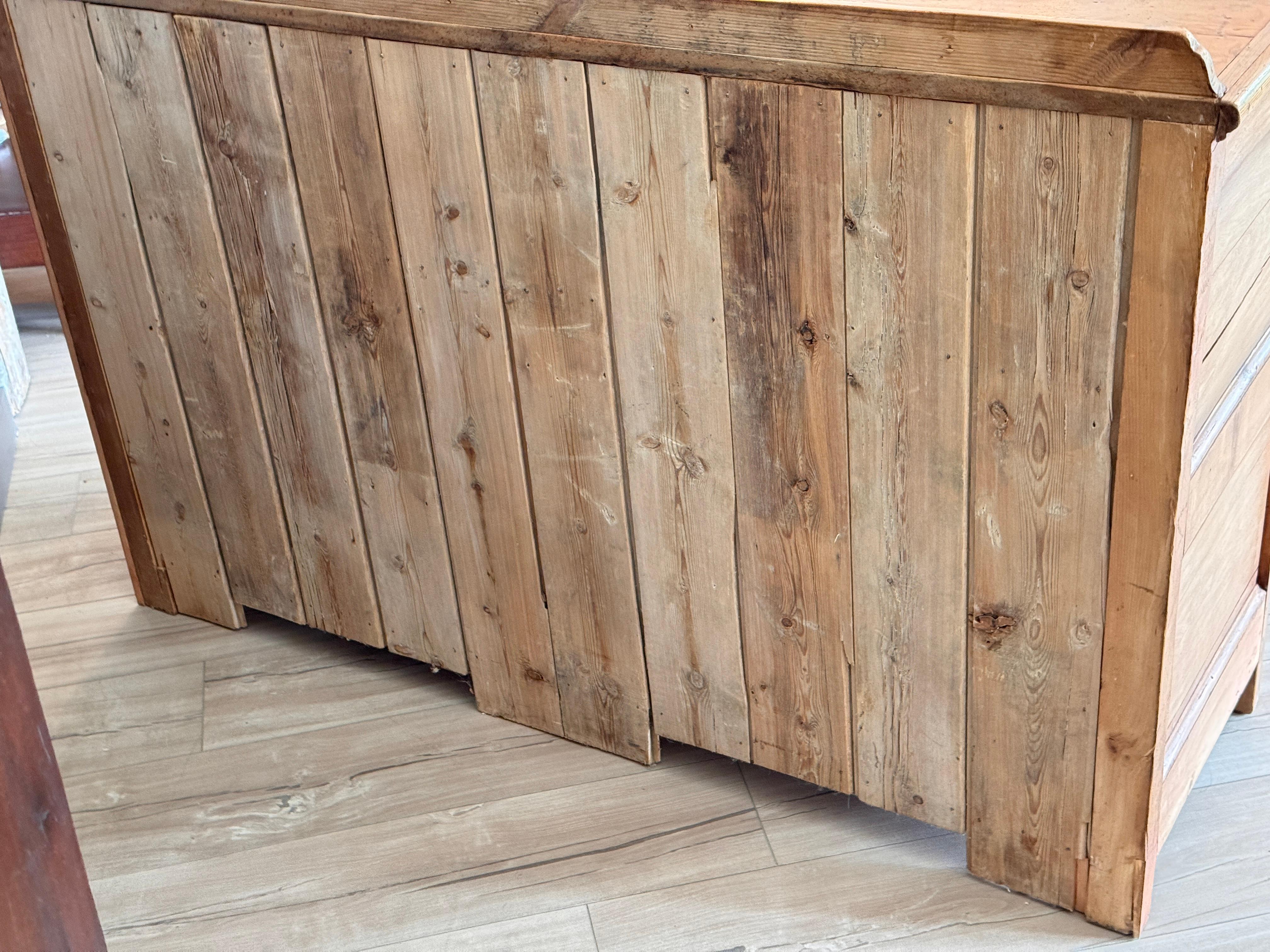Armoire anglaise en pin ciré du milieu du 19e siècle en vente 4