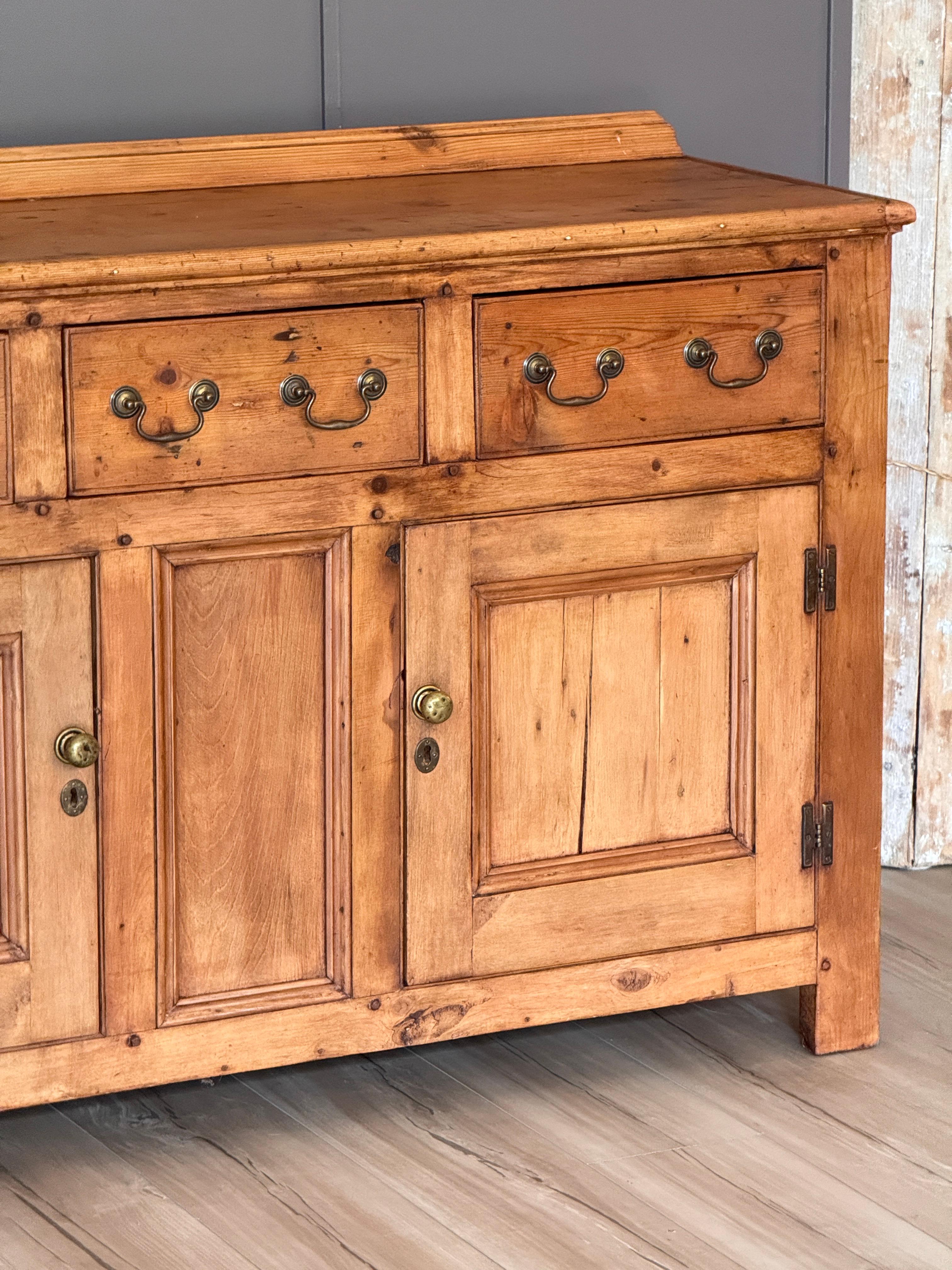 Country Armoire anglaise en pin ciré du milieu du 19e siècle en vente