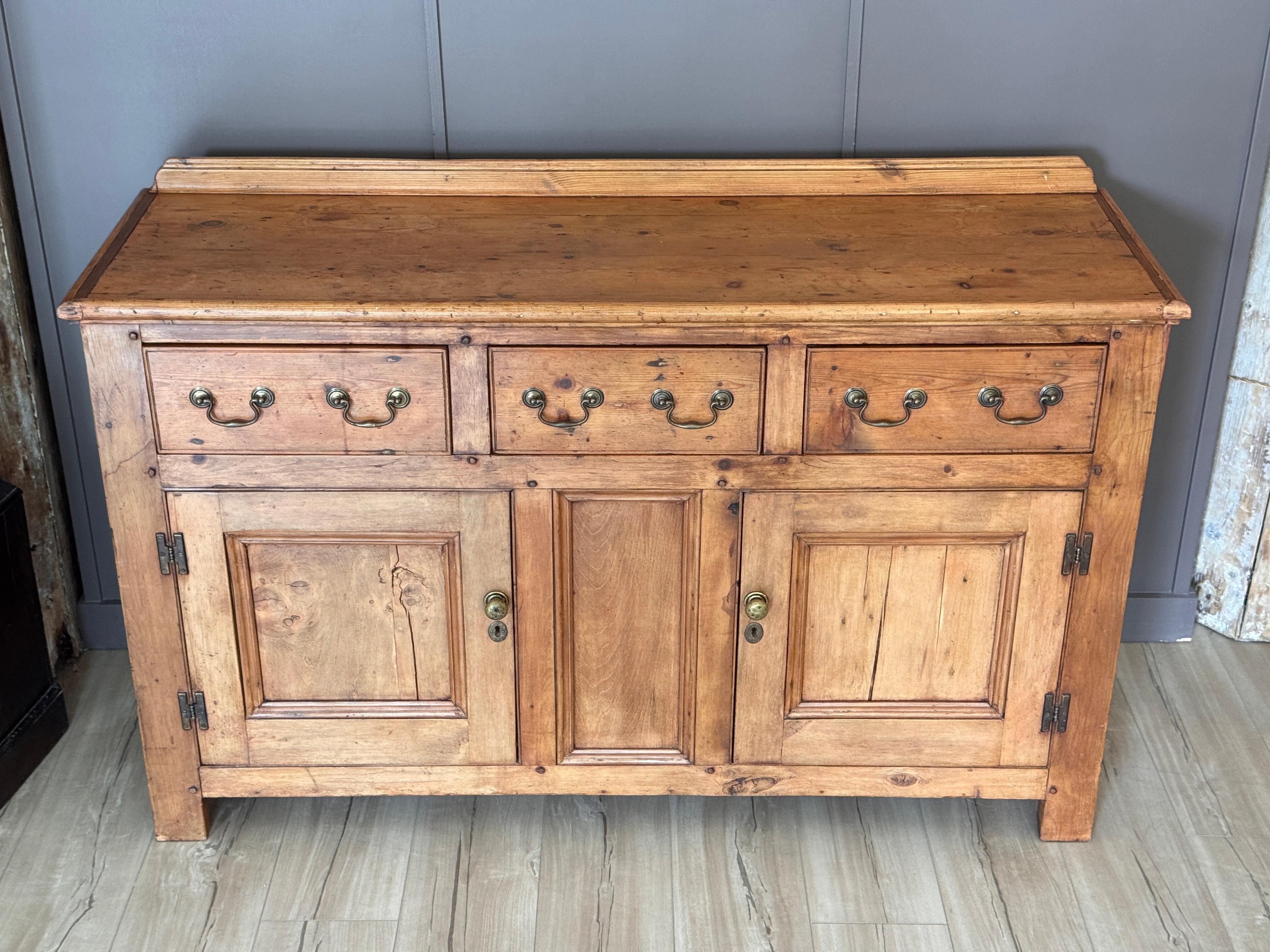 Anglais Armoire anglaise en pin ciré du milieu du 19e siècle en vente