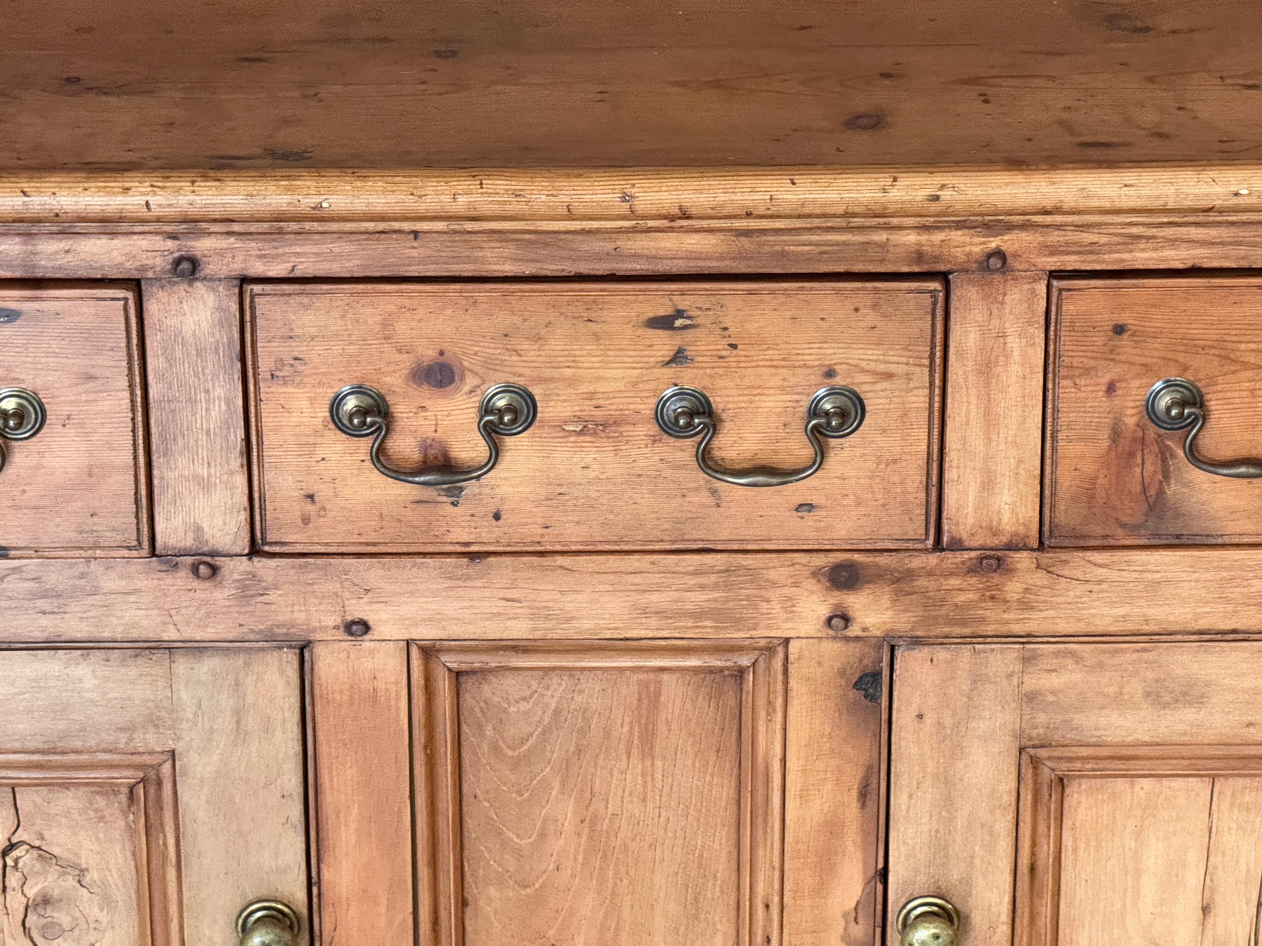 Fait main Armoire anglaise en pin ciré du milieu du 19e siècle en vente
