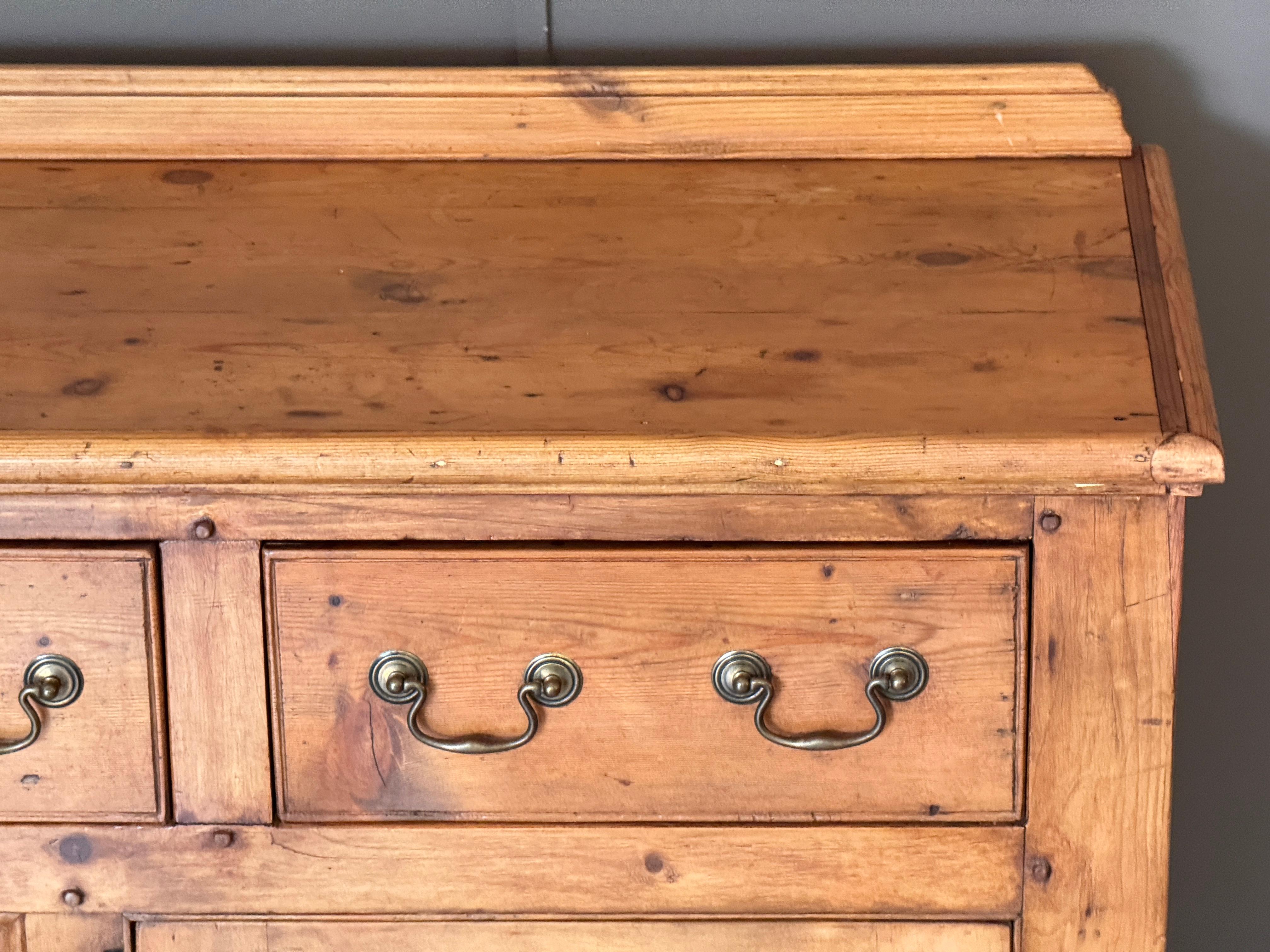Armoire anglaise en pin ciré du milieu du 19e siècle Bon état - En vente à Charlottesville, VA