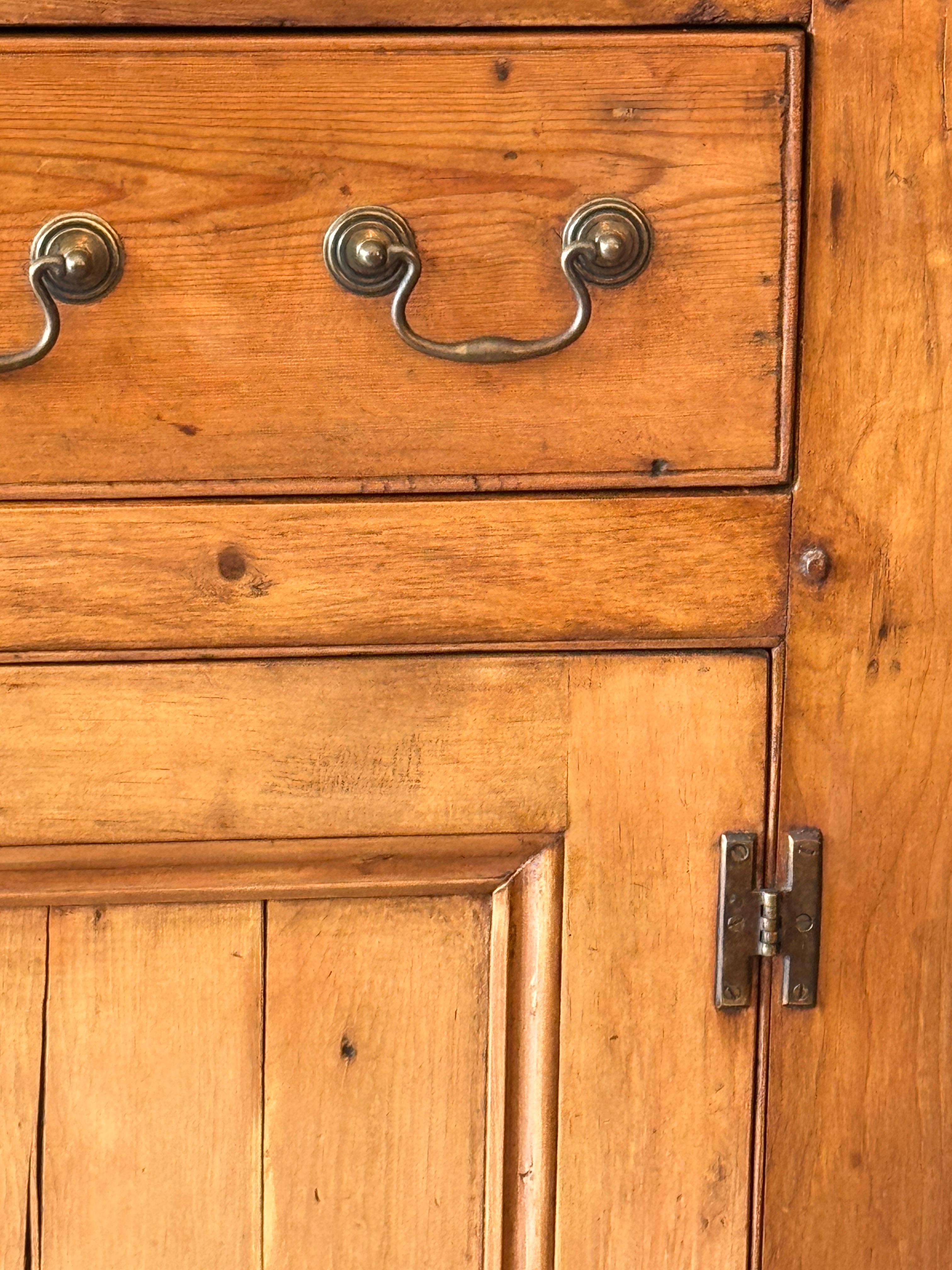 XIXe siècle Armoire anglaise en pin ciré du milieu du 19e siècle en vente