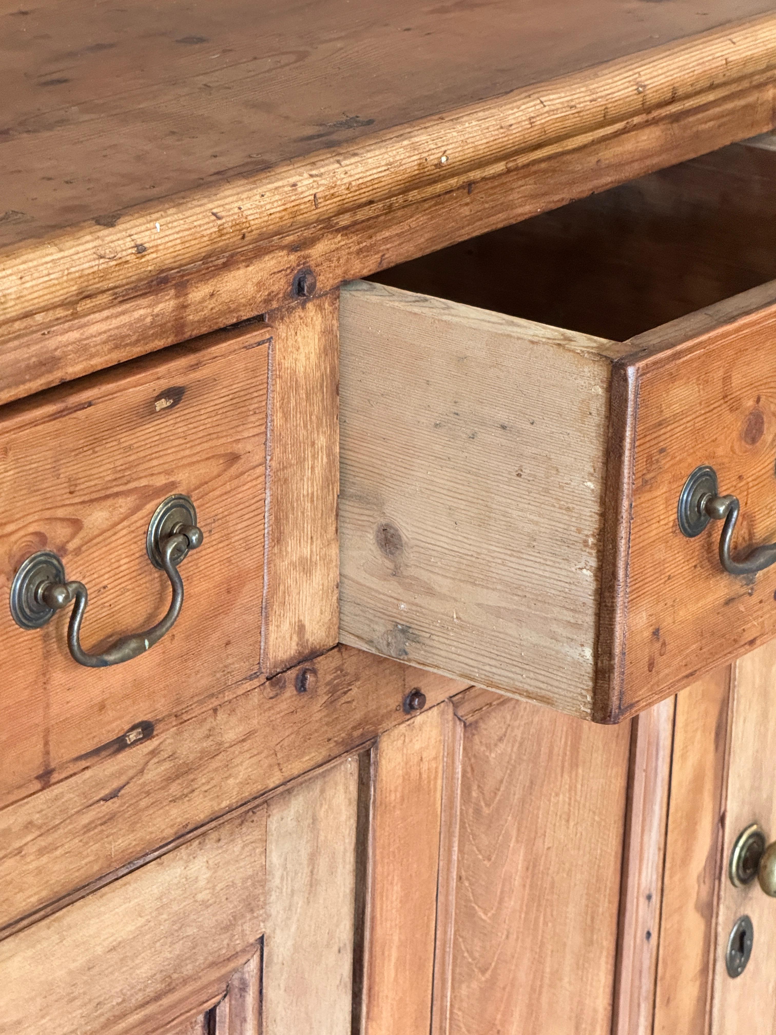 Pin Armoire anglaise en pin ciré du milieu du 19e siècle en vente