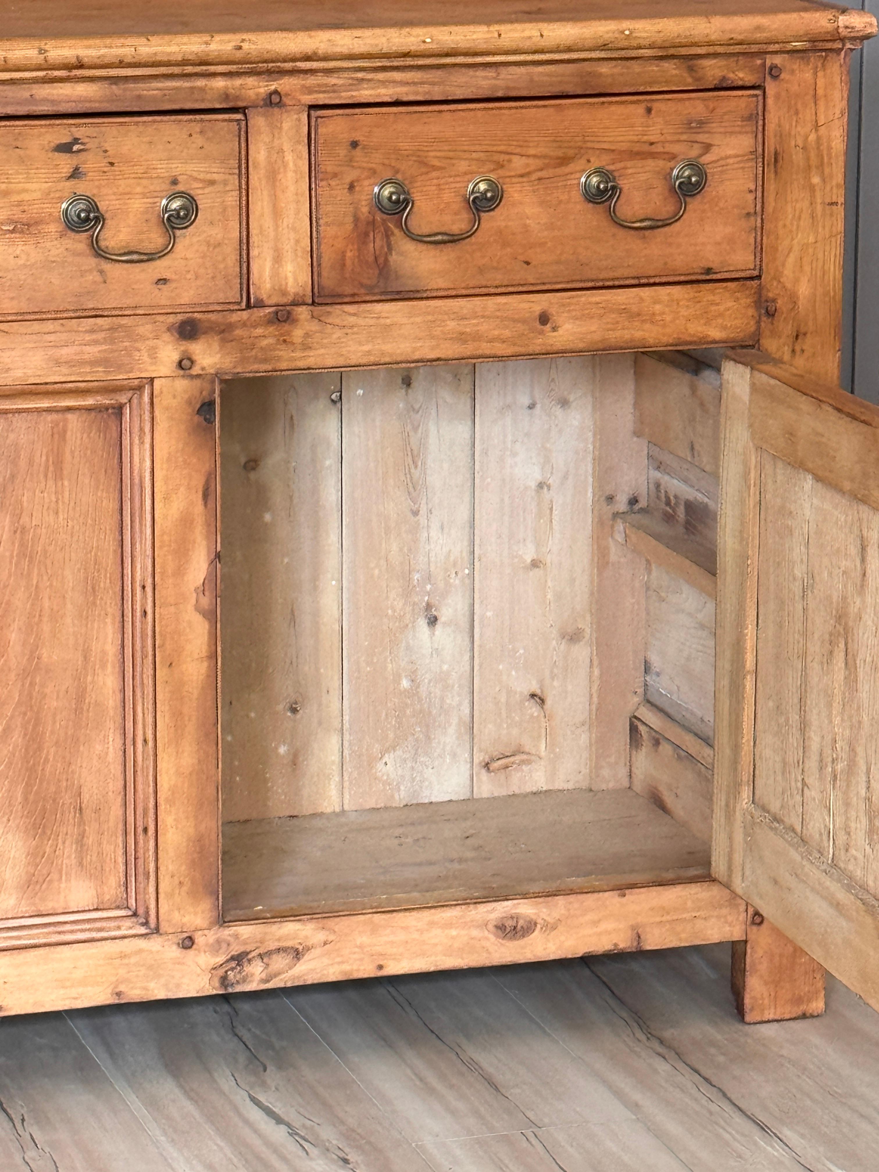 Armoire anglaise en pin ciré du milieu du 19e siècle en vente 1