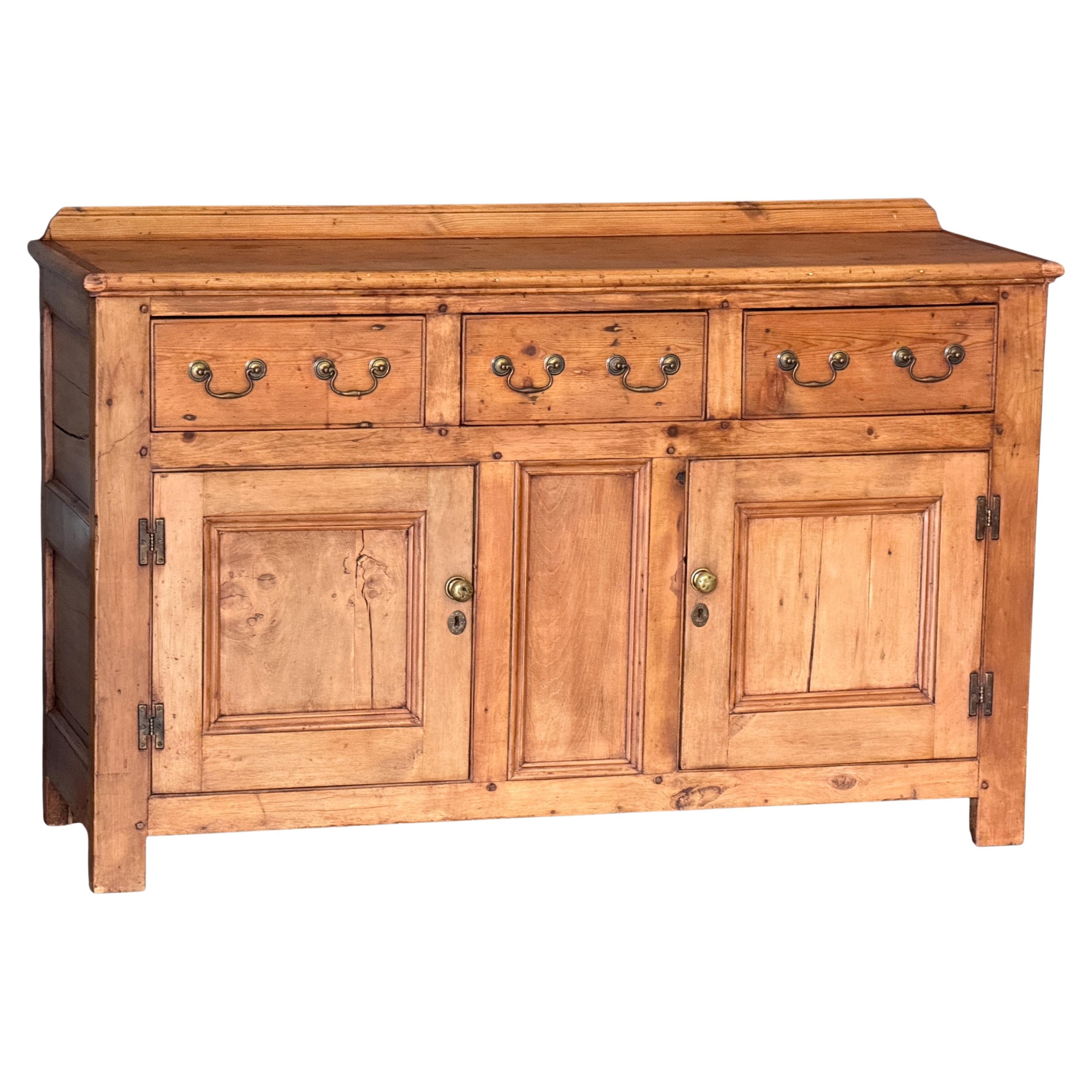 Armoire anglaise en pin ciré du milieu du 19e siècle en vente