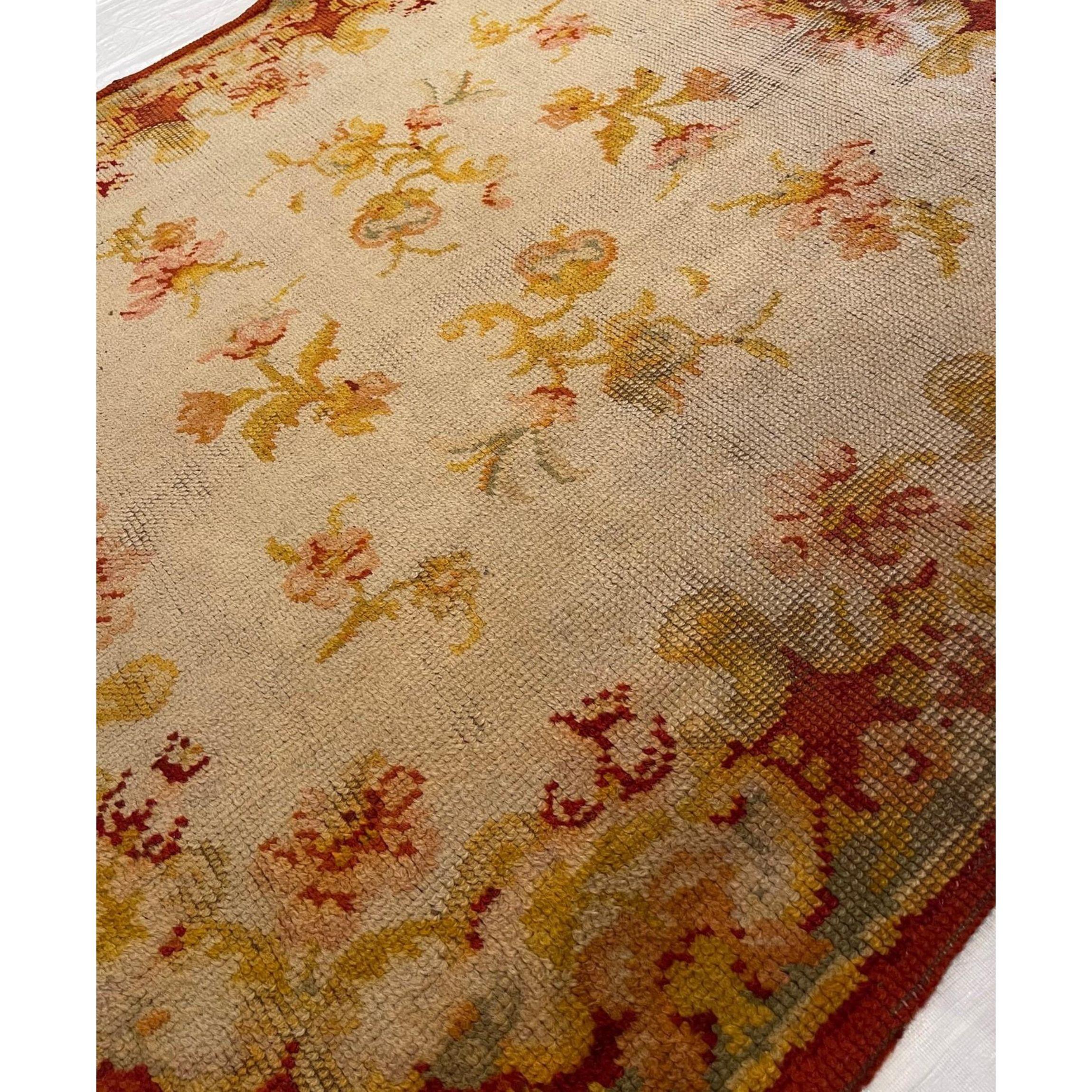 Tappeto di lana inglese della metà del XIX secolo, 5'6'' x 5'5'', realizzato in Inghilterra (Regno Unito) a metà del XIX secolo, è stato tramandato di generazione in generazione e ha uno stile familiare e regale che si porta appresso.