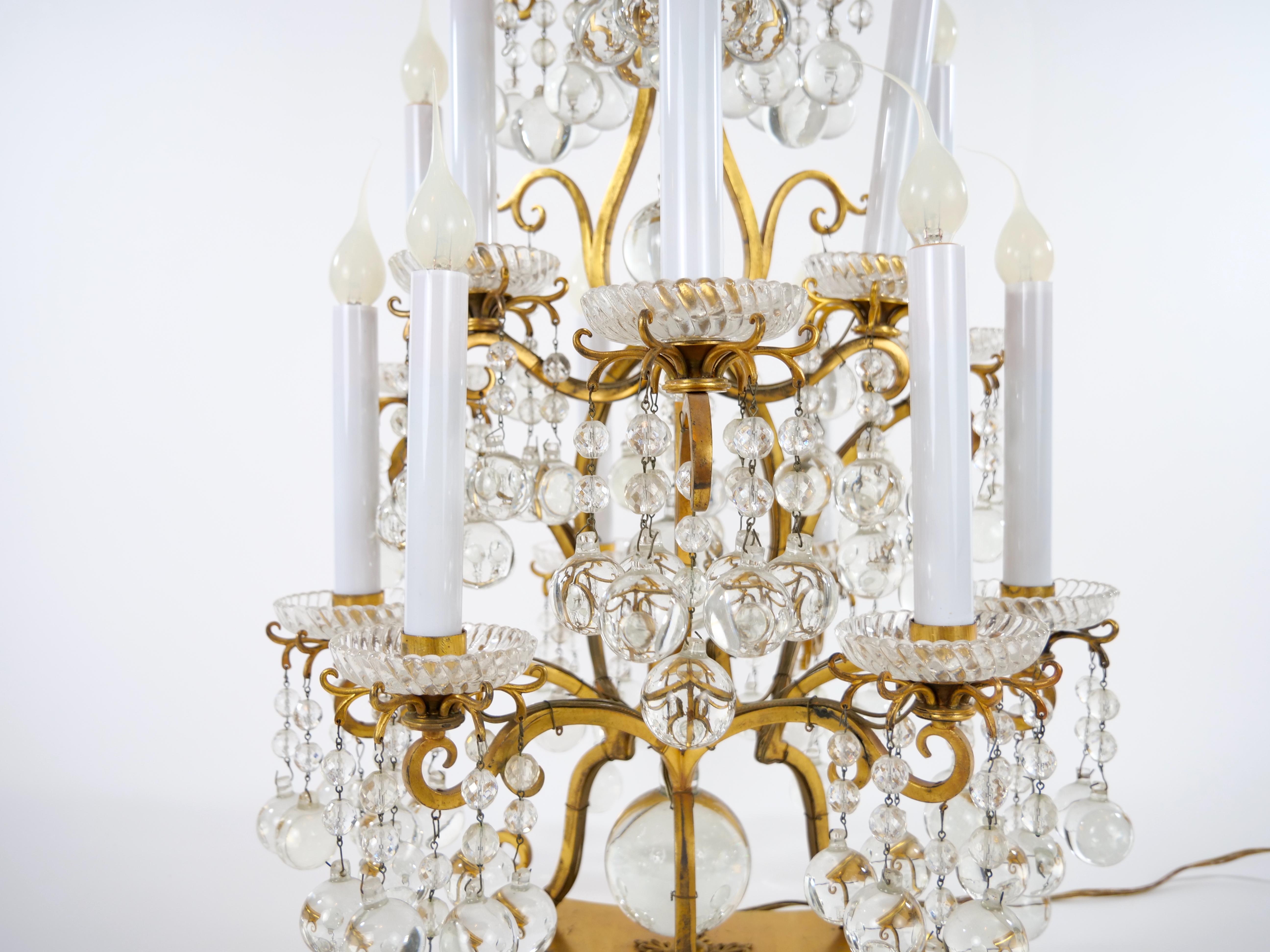 Wunderschönes Paar französisches Bergkristall-Geschirr aus Doré-Bronze mit geometrischem Sockel und zwölf Lichtern. Jede Flambeau ist in einem sehr guten Zustand. Leichte alters- und gebrauchsbedingte Abnutzung. Der Messingarm einer der Fackeln