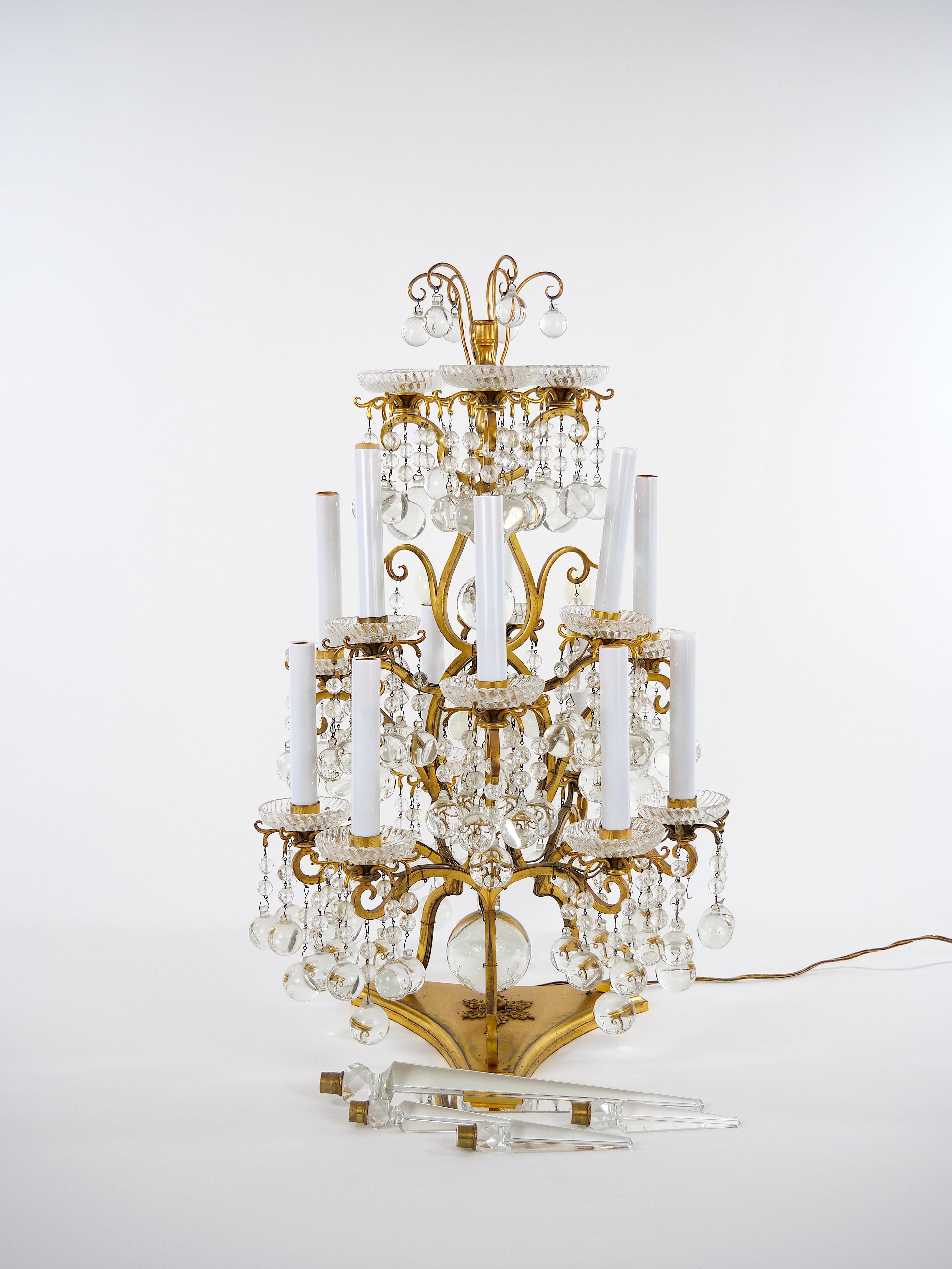 Mitte des 19. Jahrhunderts Europäisches Doré-Messing/Bergkristall-Paar Flambeau im Zustand „Gut“ im Angebot in Tarry Town, NY