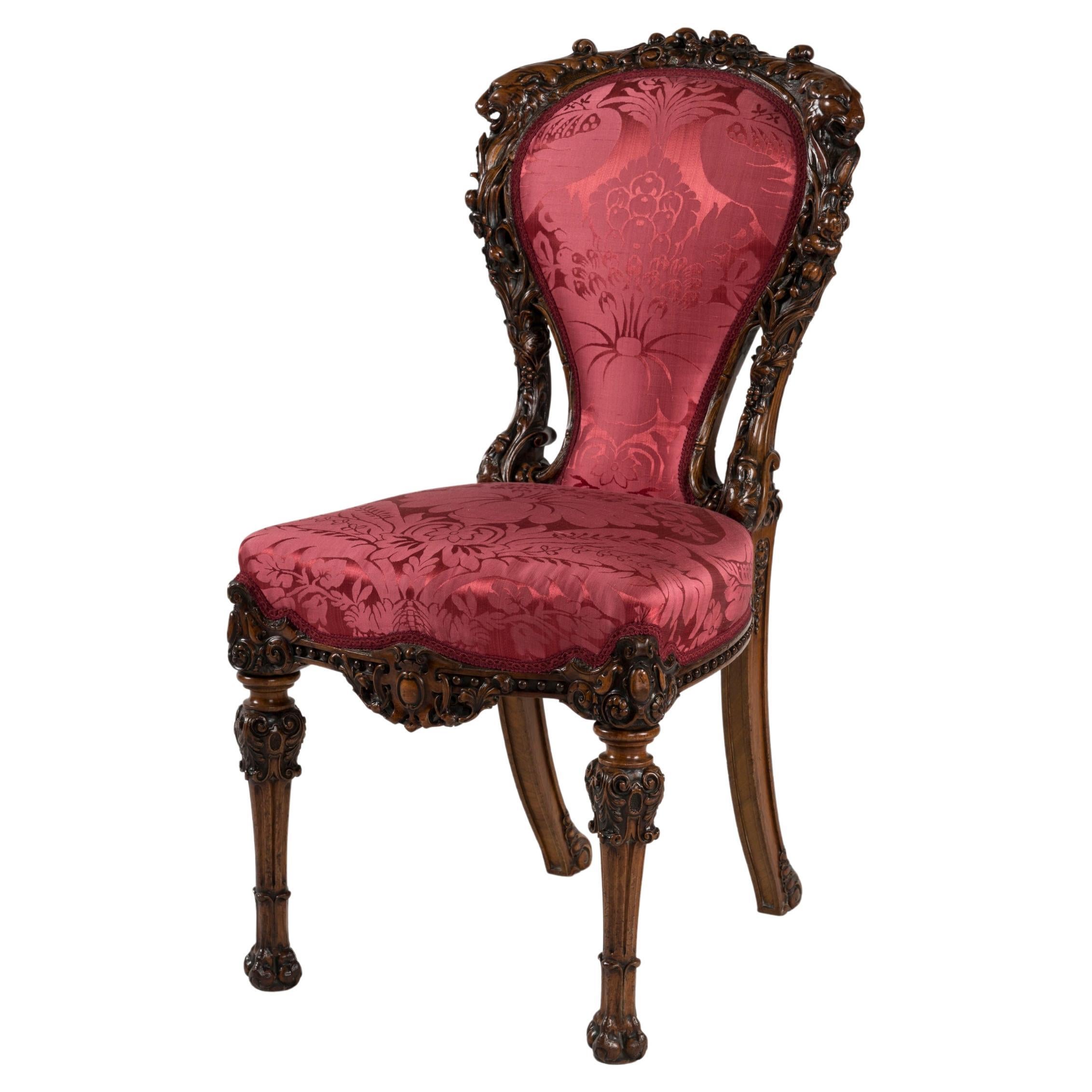 Chaise du milieu du XIXe siècle en noyer sculpté de manière exubérante avec tapisserie rouge rubis